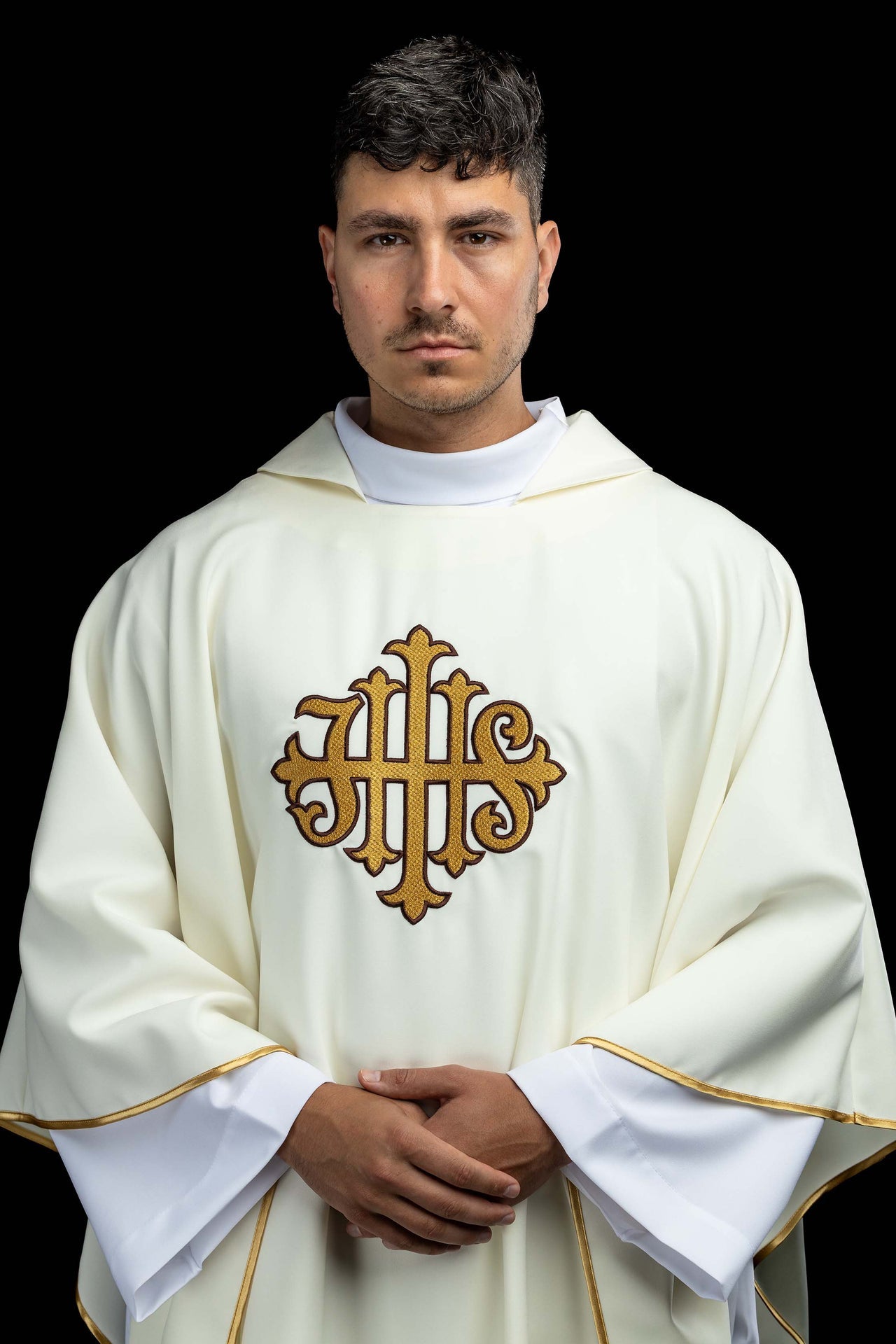 Chasuble brodée avec symbole JHS et large col écrue