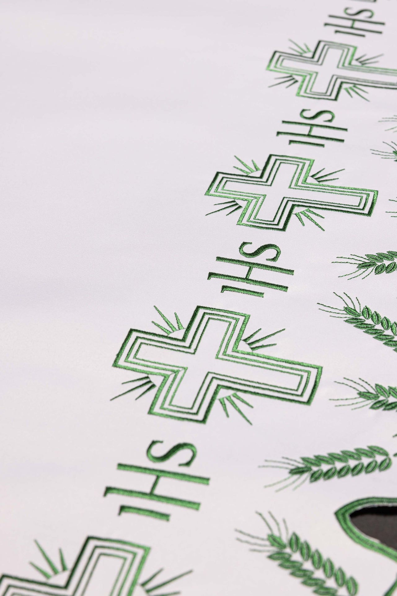 Obrus ołtarzowy z haftem w krzyże zielone wykończenie - ORNATY.PL