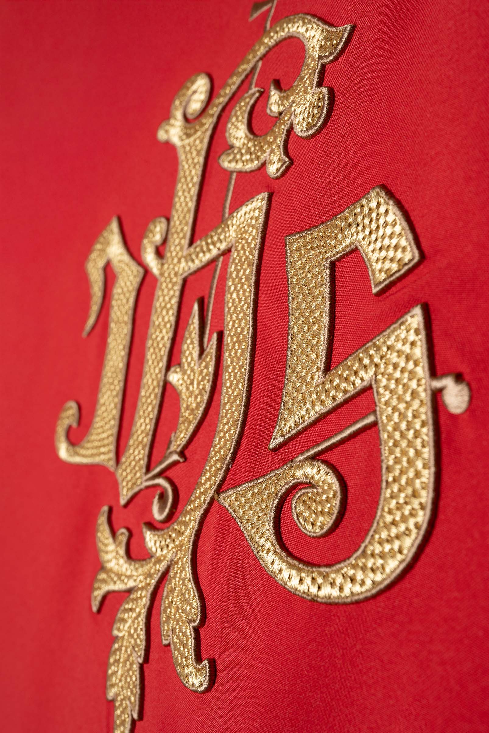 Chasuble rouge brodée avec motif IHS doré