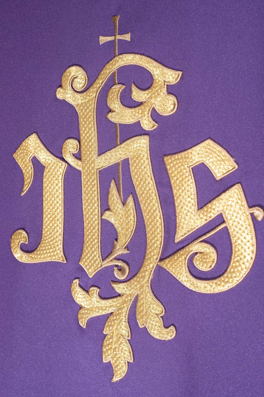 Chasuble violette avec broderie dorée IHS