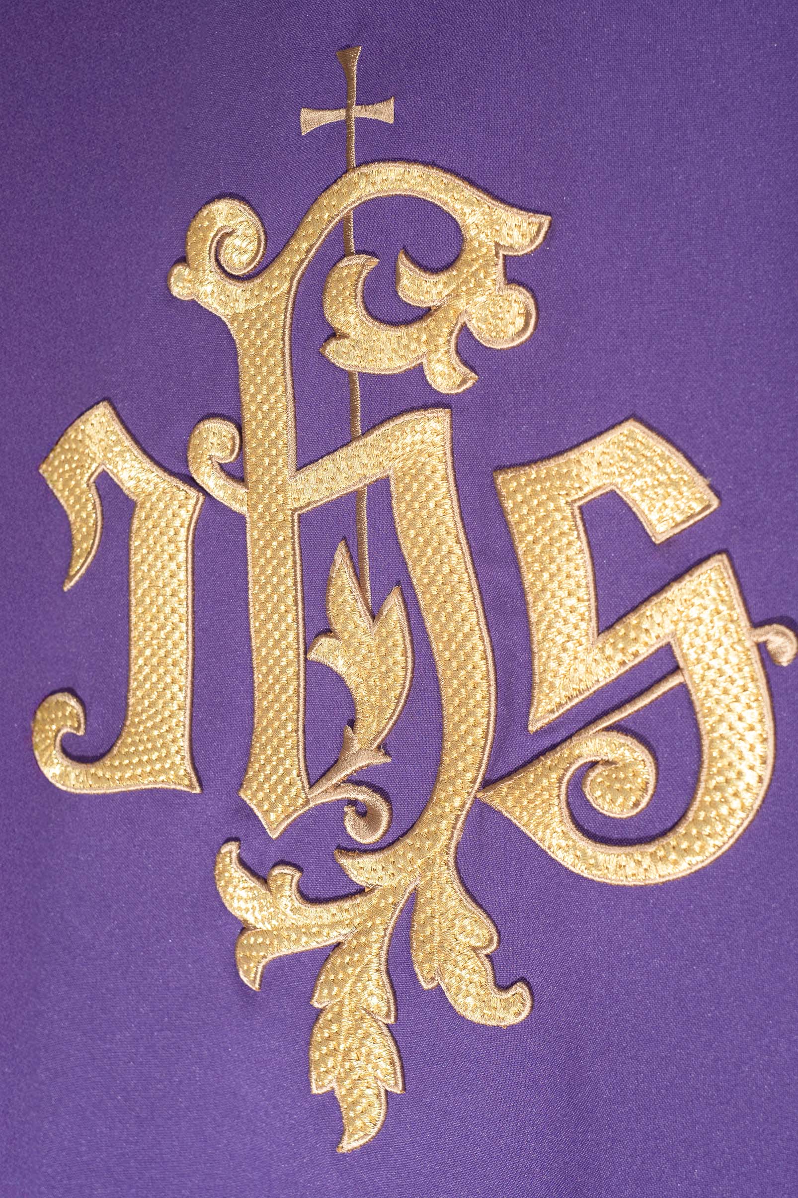 Chasuble violette avec broderie dorée IHS