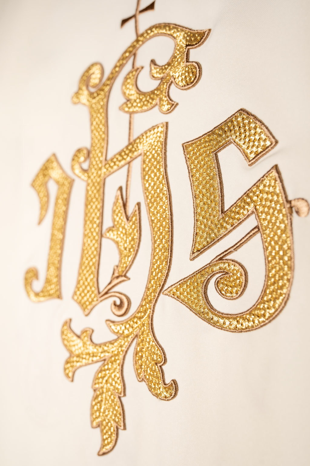 Chasuble écru brodé avec le symbole IHS en or
