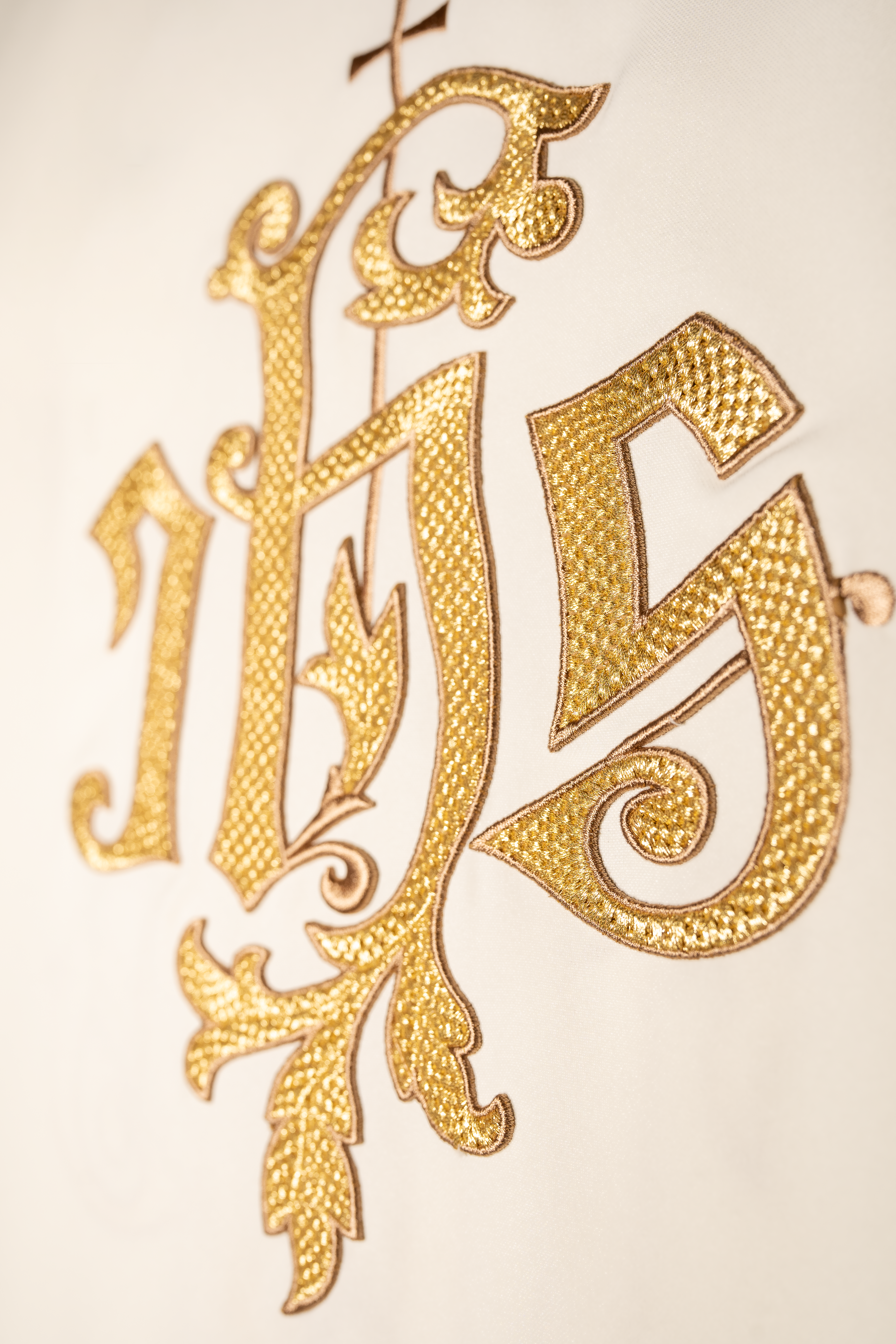 Chasuble écru brodé avec le symbole IHS en or