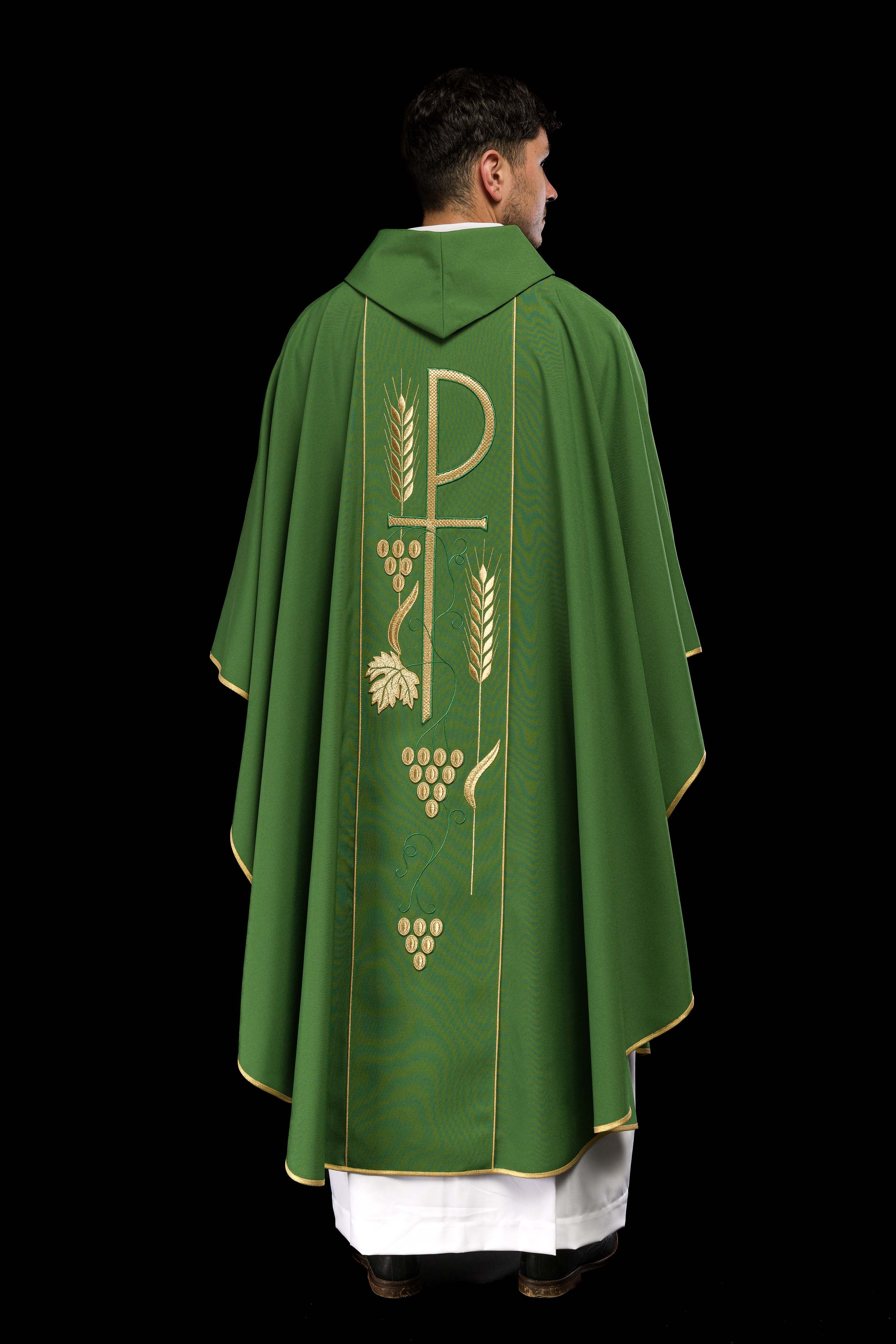 Chasuble verte brodée d'un calice IHS