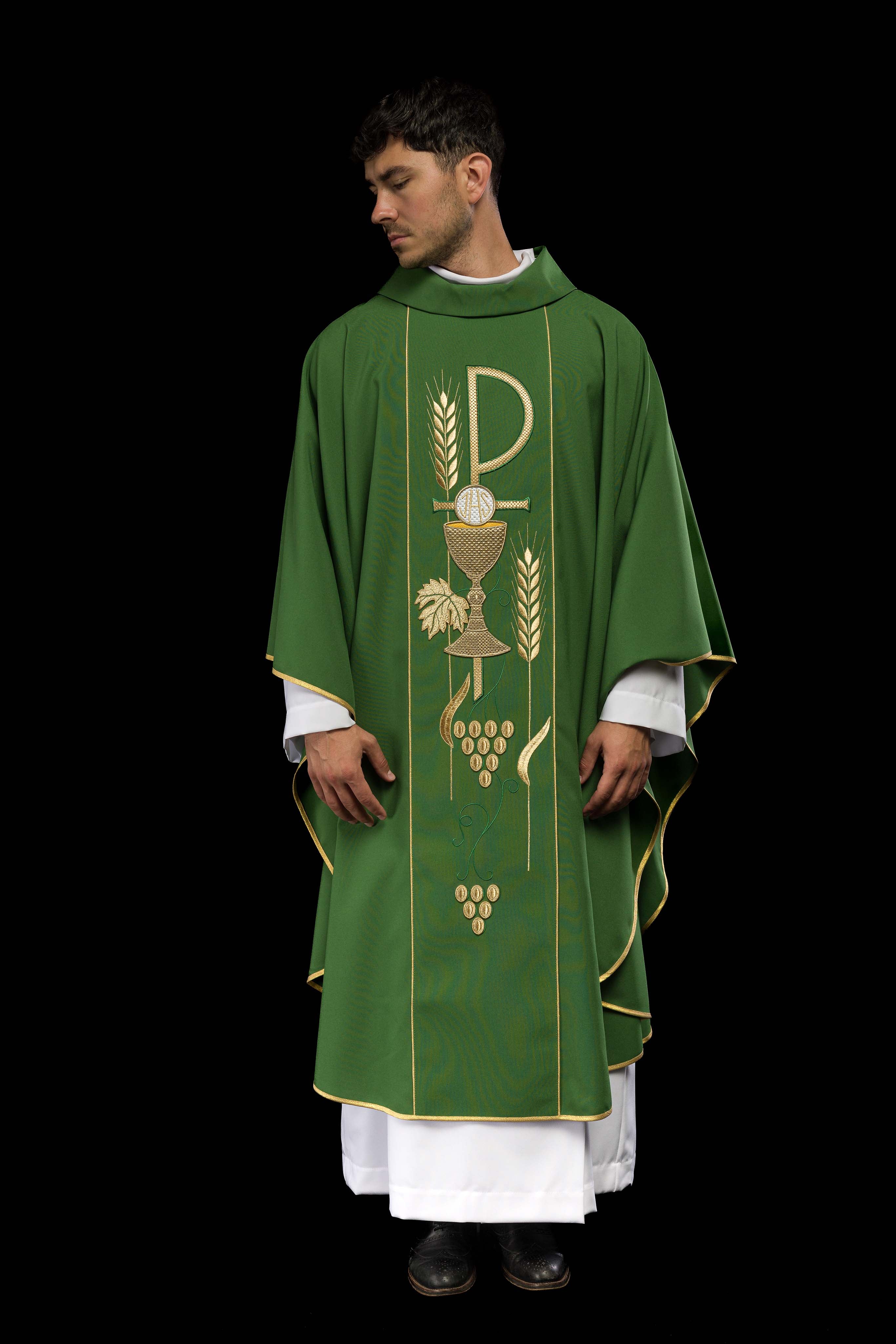 Chasuble verte brodée d'un calice IHS