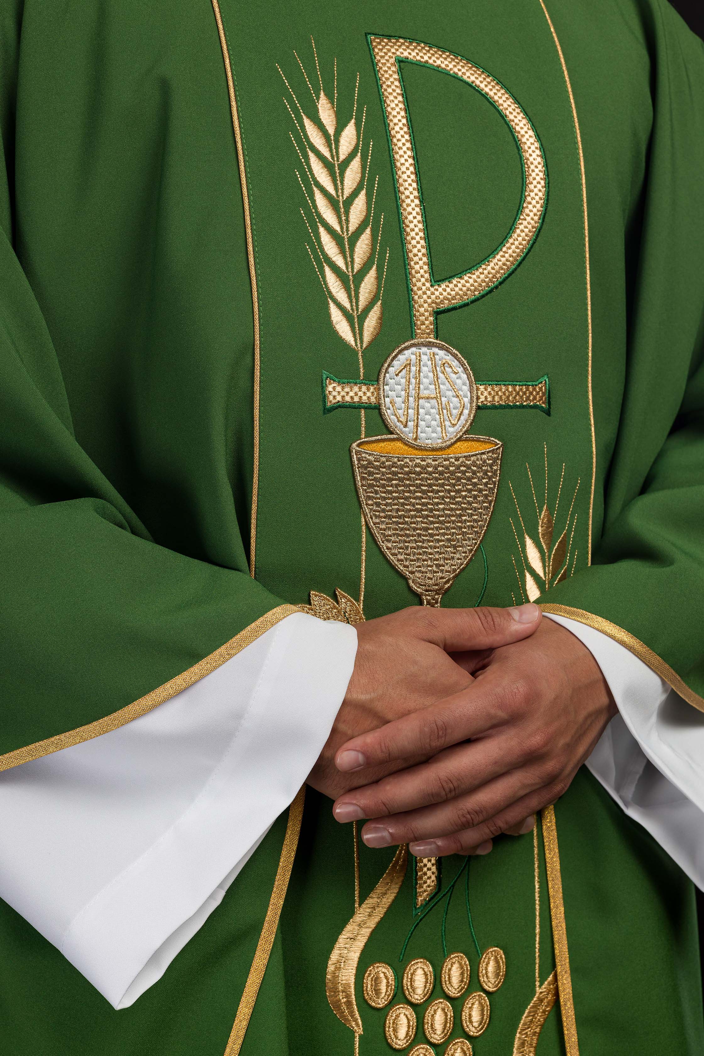 Chasuble verte brodée d'un calice IHS