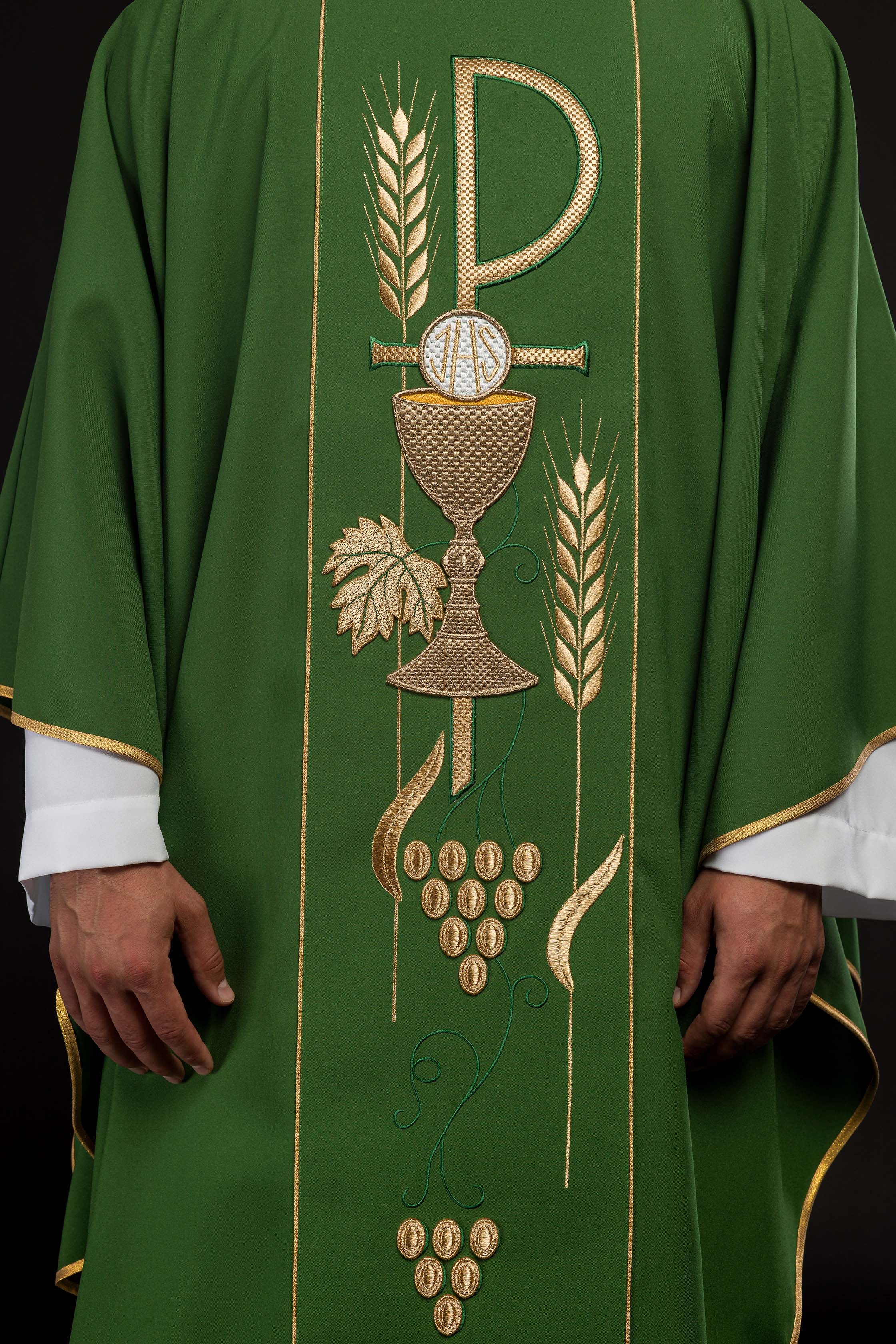 Chasuble verte brodée d'un calice IHS
