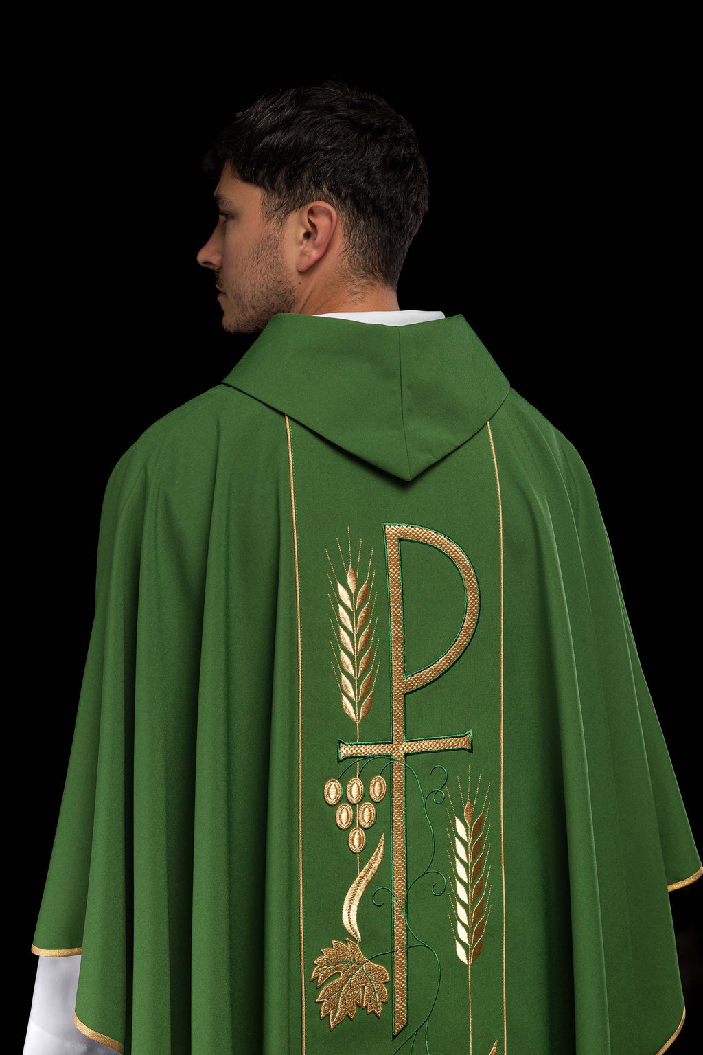 Chasuble verte brodée d'un calice IHS