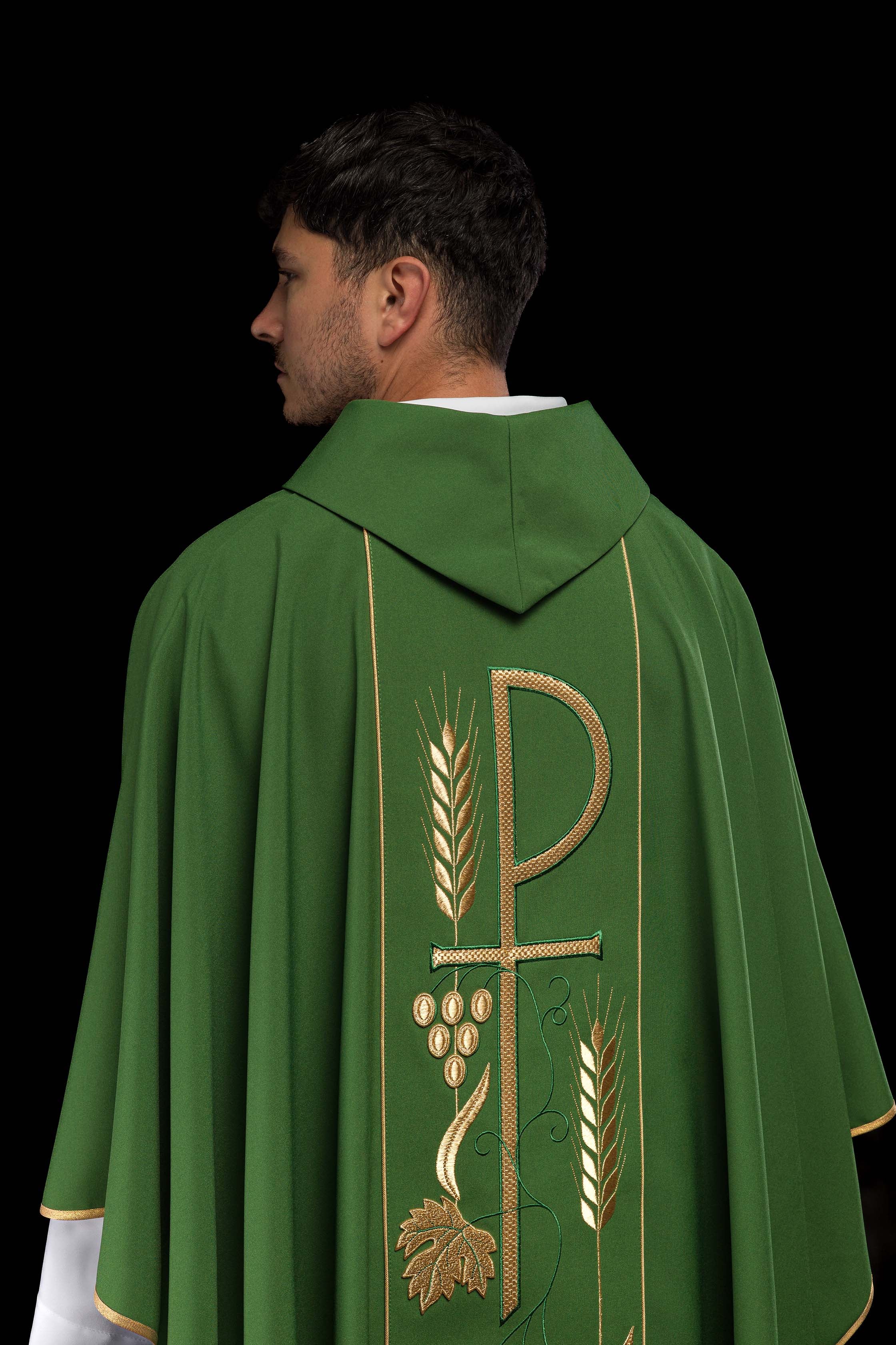 Chasuble verte brodée d'un calice IHS