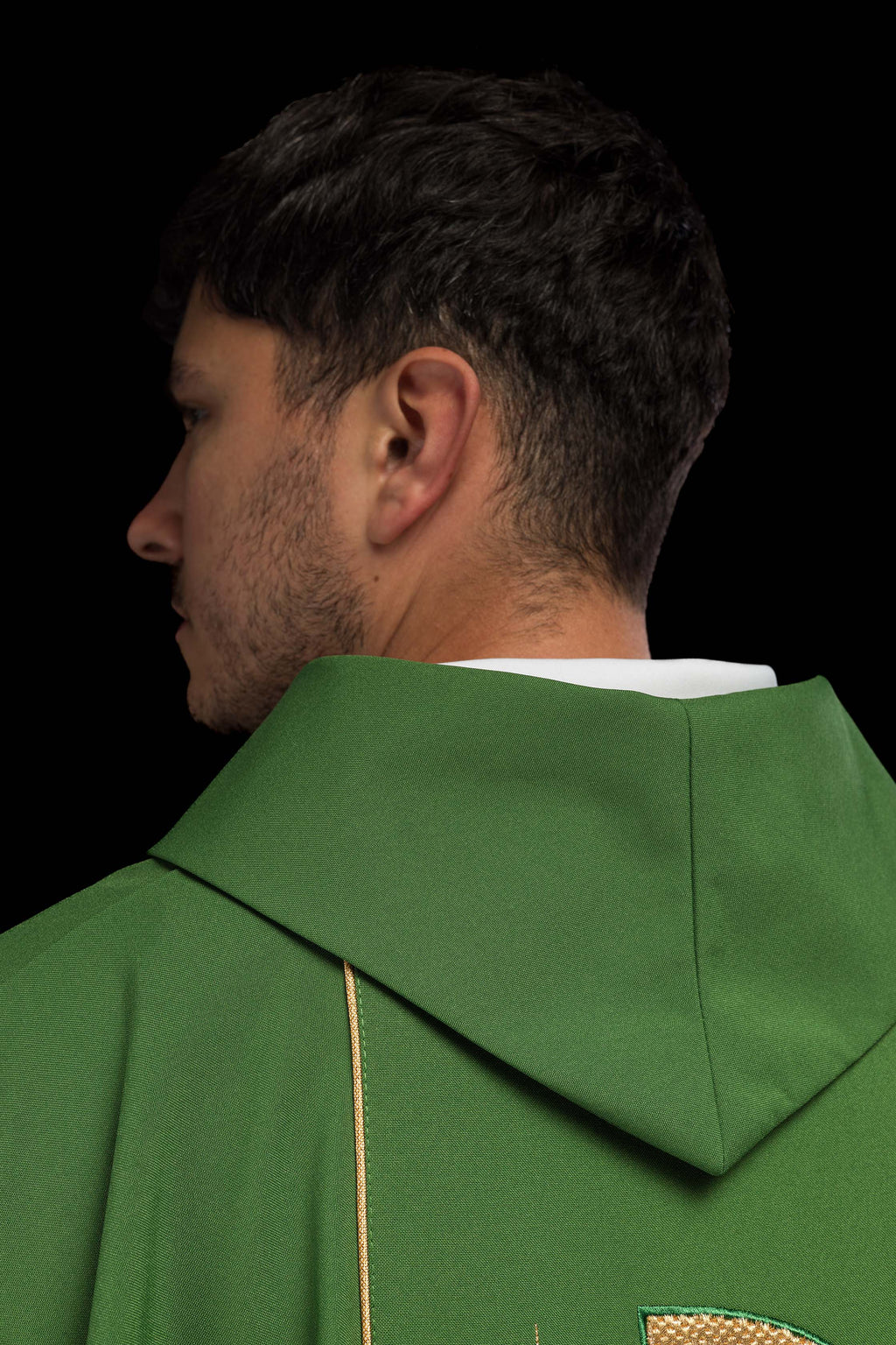 Chasuble verte brodée d'un calice IHS
