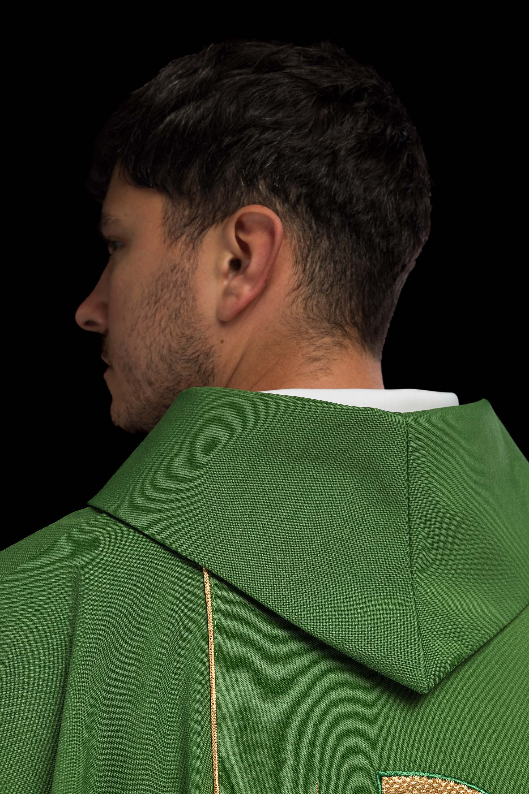Chasuble verte brodée d'un calice IHS