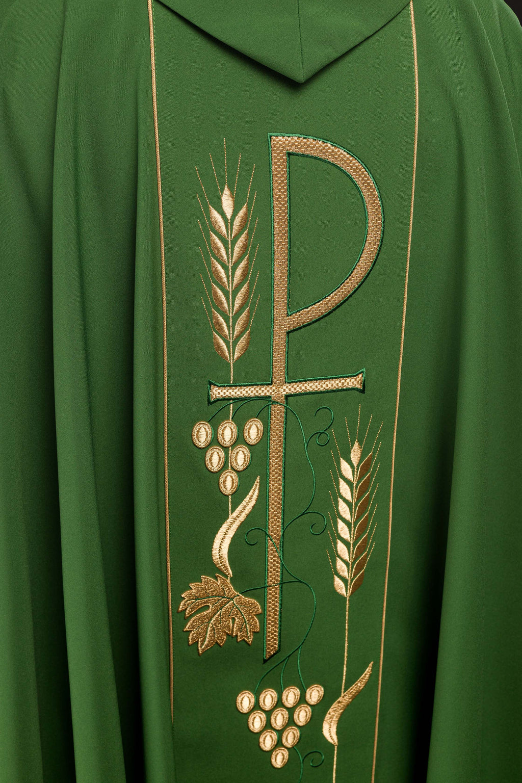 Chasuble verte brodée d'un calice IHS
