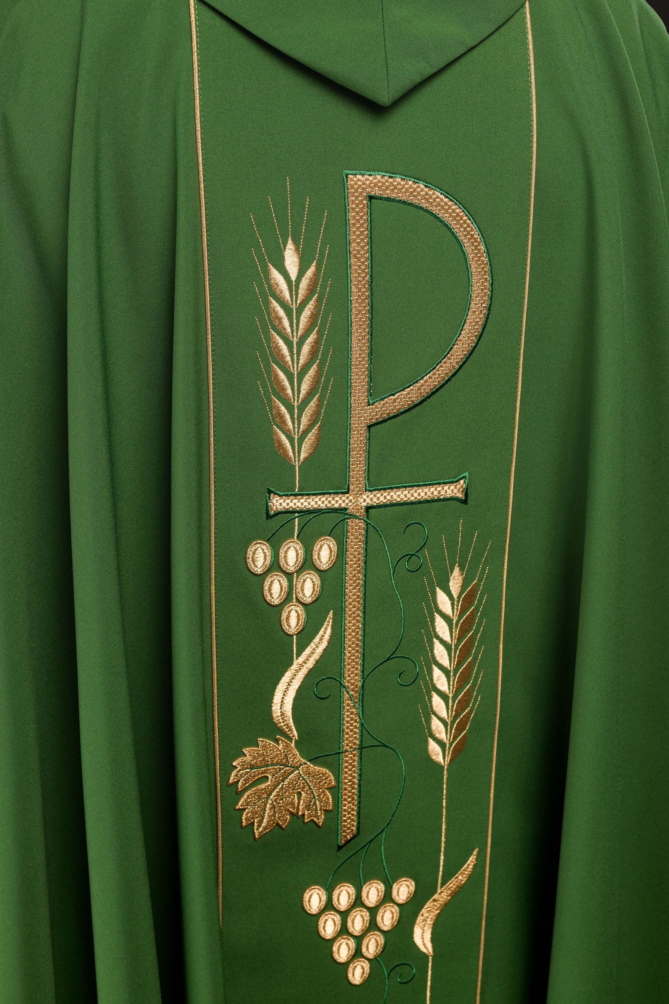 Chasuble verte brodée d'un calice IHS