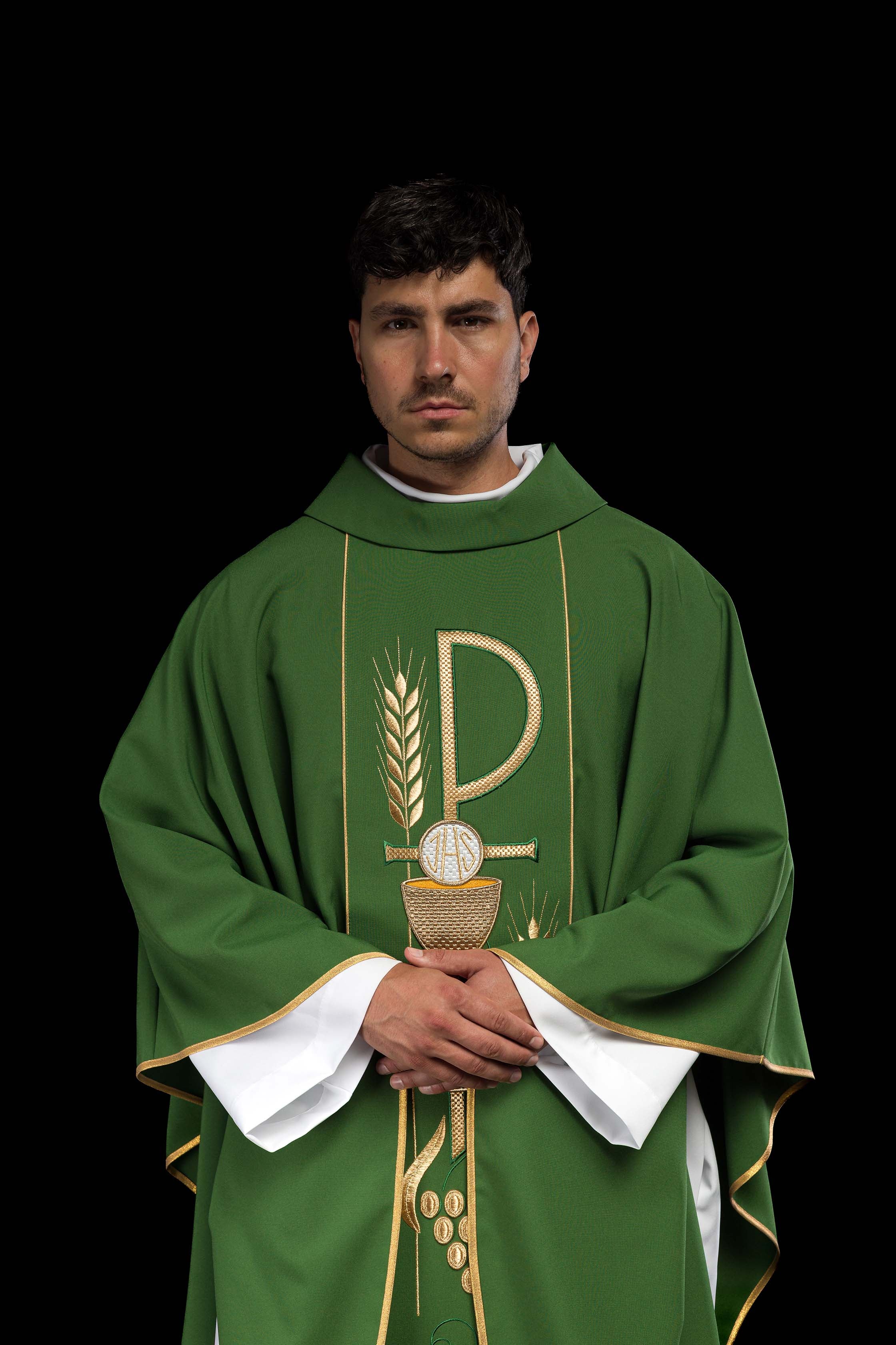 Chasuble verte brodée d'un calice IHS