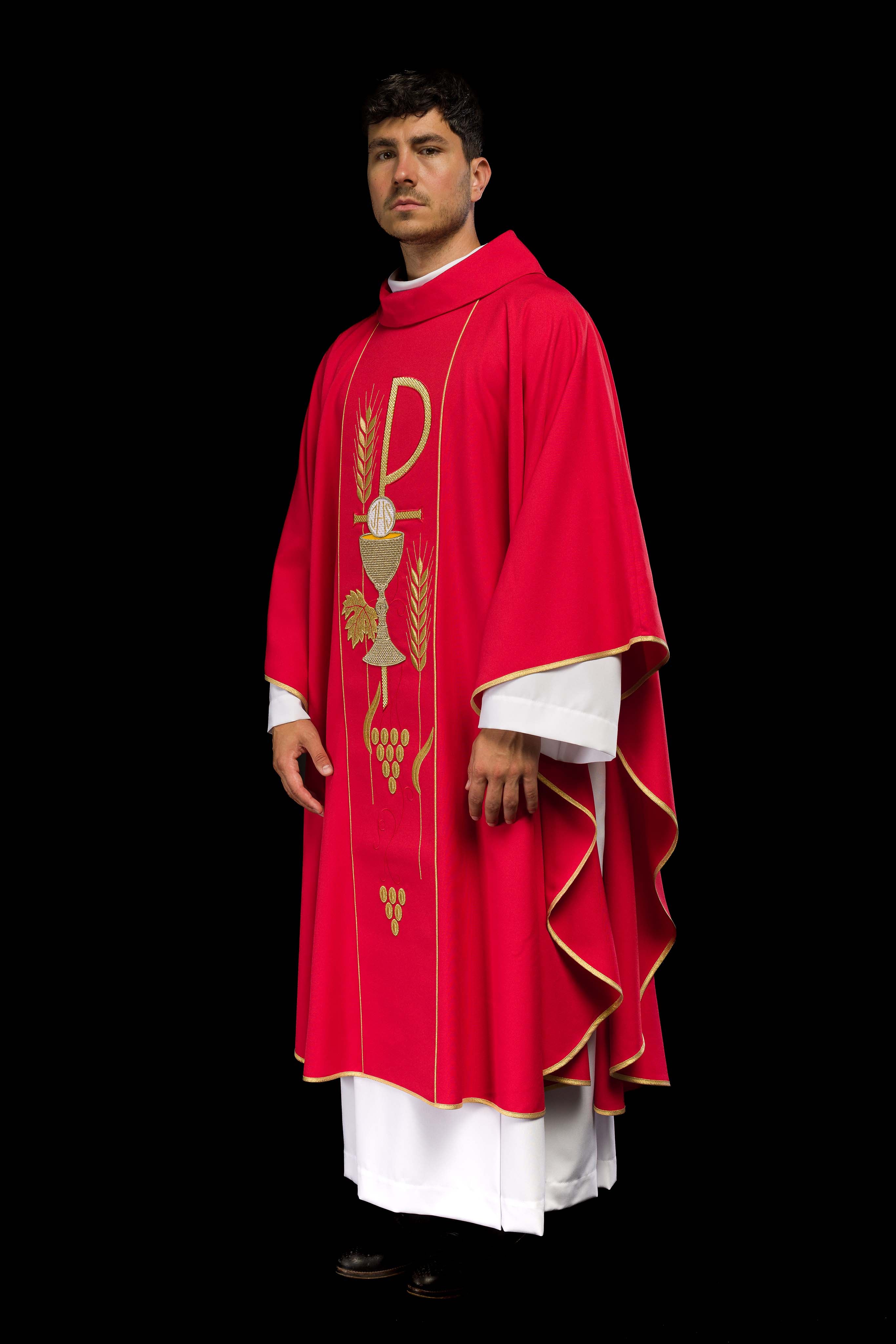 Chasuble rouge brodée du motif du calice de l'IHS