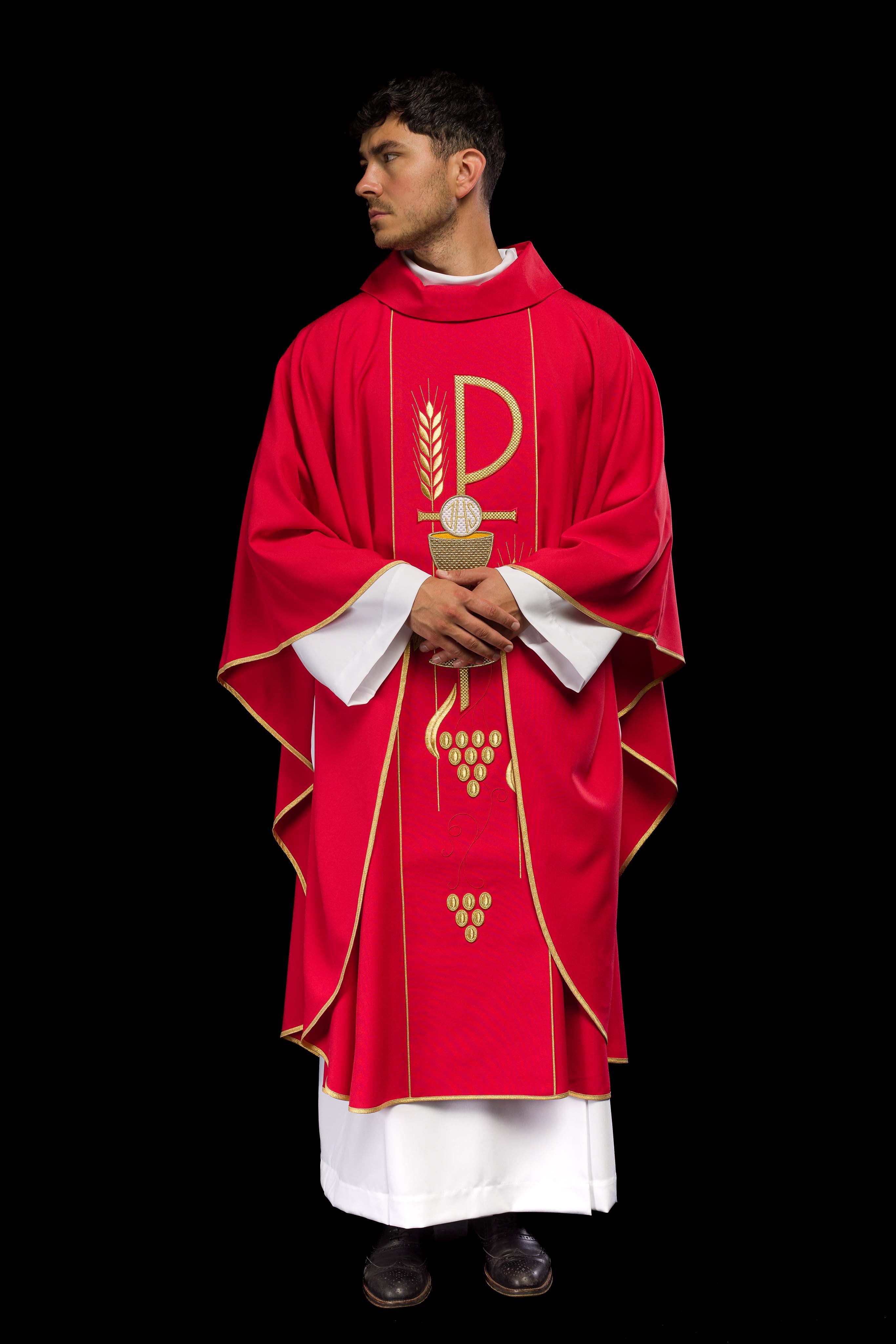 Chasuble rouge brodée du motif du calice de l'IHS