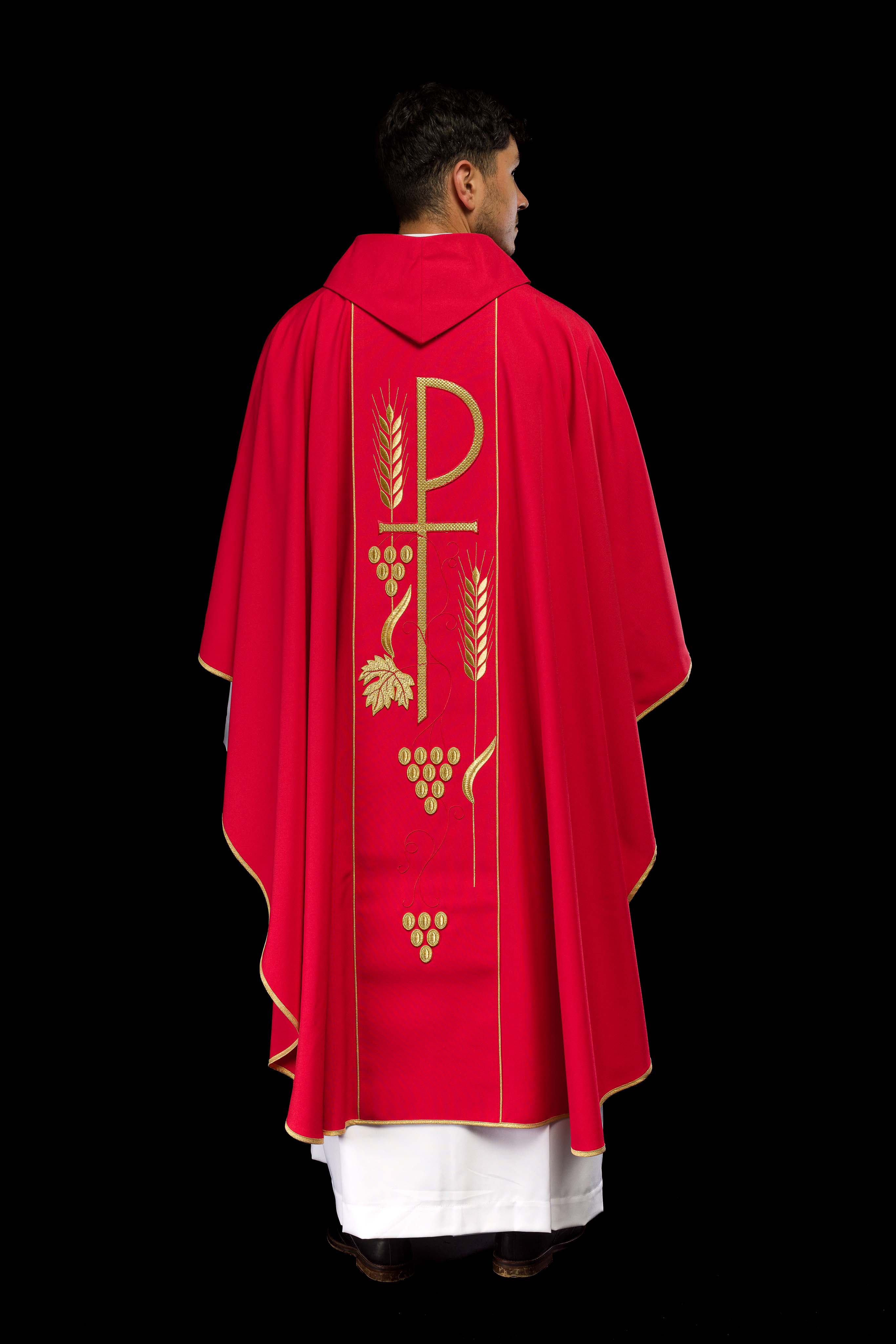 Chasuble rouge brodée du motif du calice de l'IHS