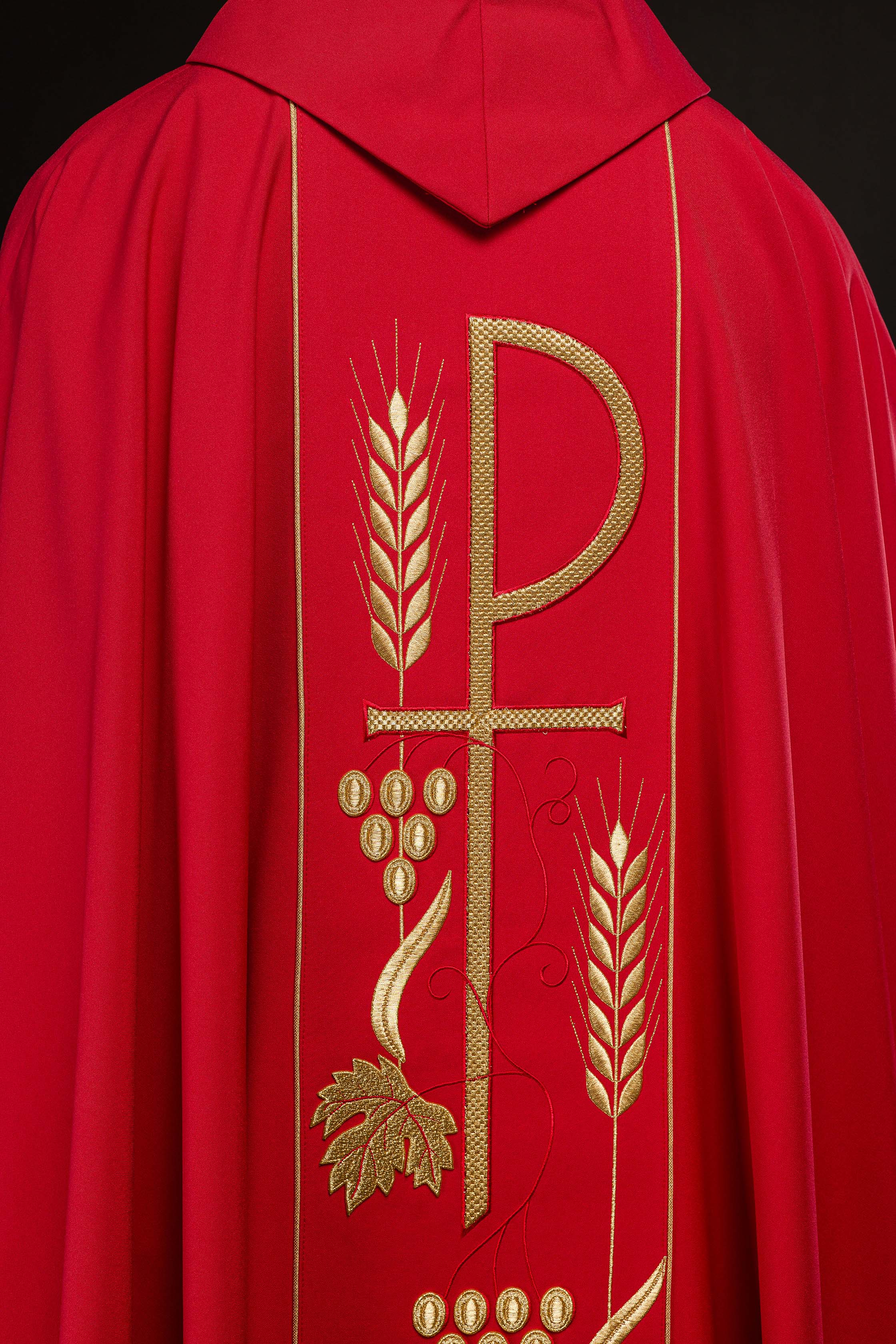 Chasuble rouge brodée du motif du calice de l'IHS