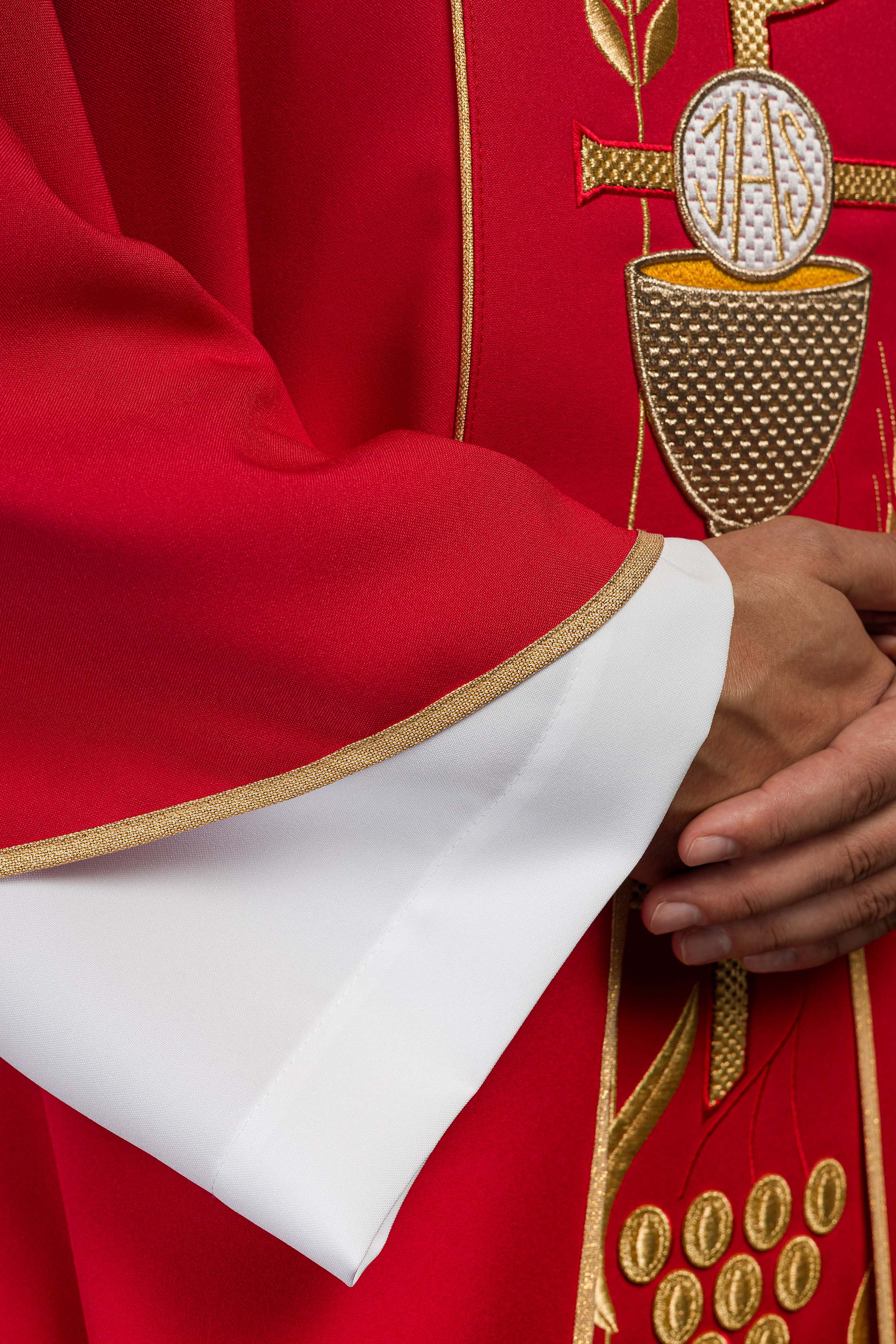 Chasuble rouge brodée du motif du calice de l'IHS
