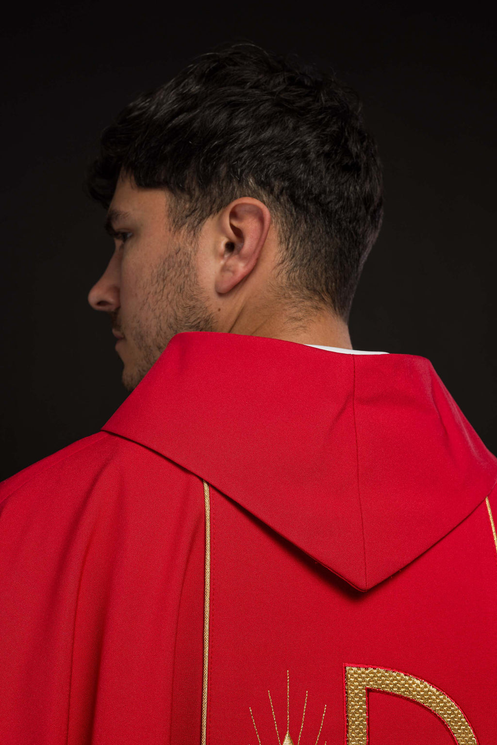 Chasuble rouge brodée du motif du calice de l'IHS