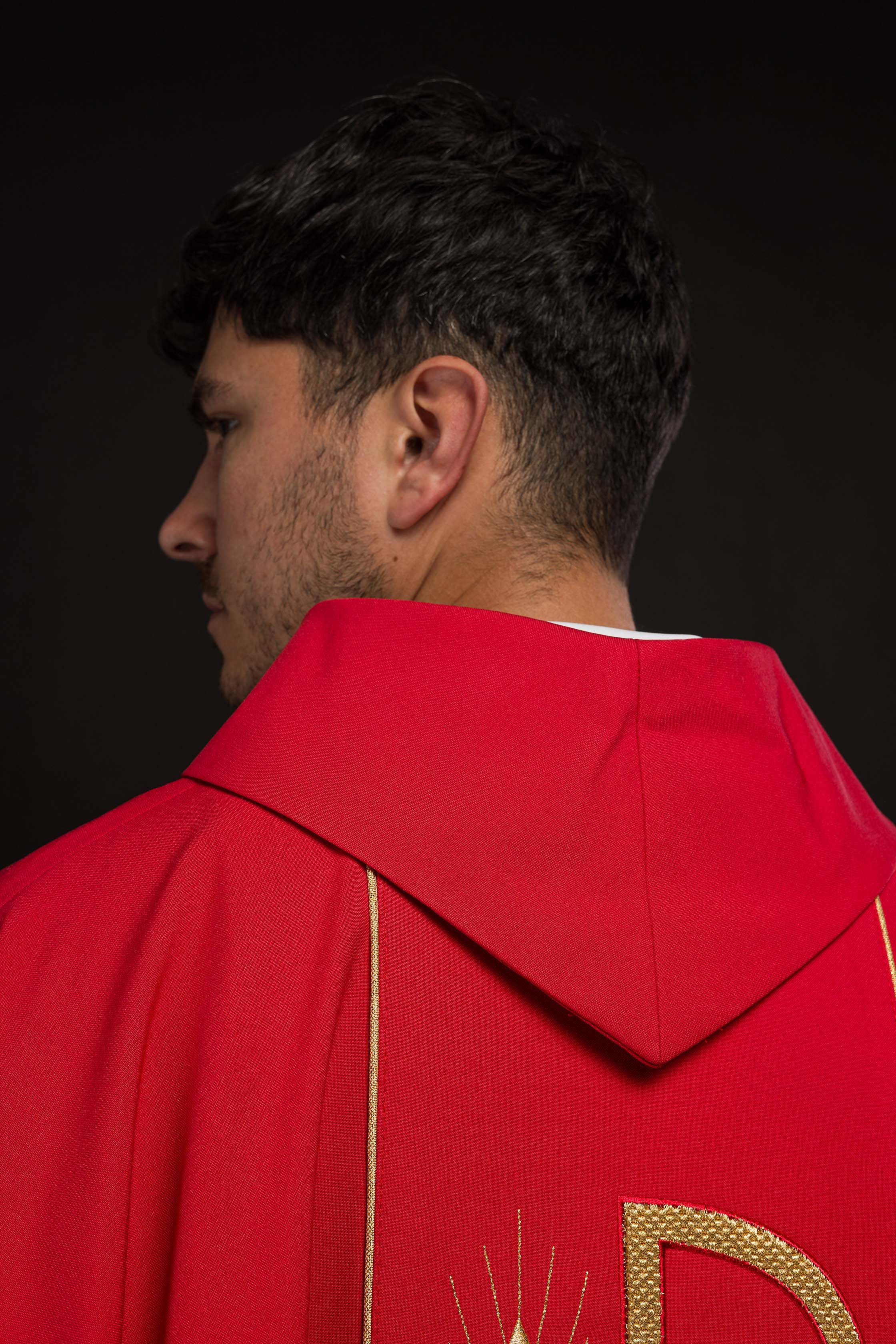 Chasuble rouge brodée du motif du calice de l'IHS