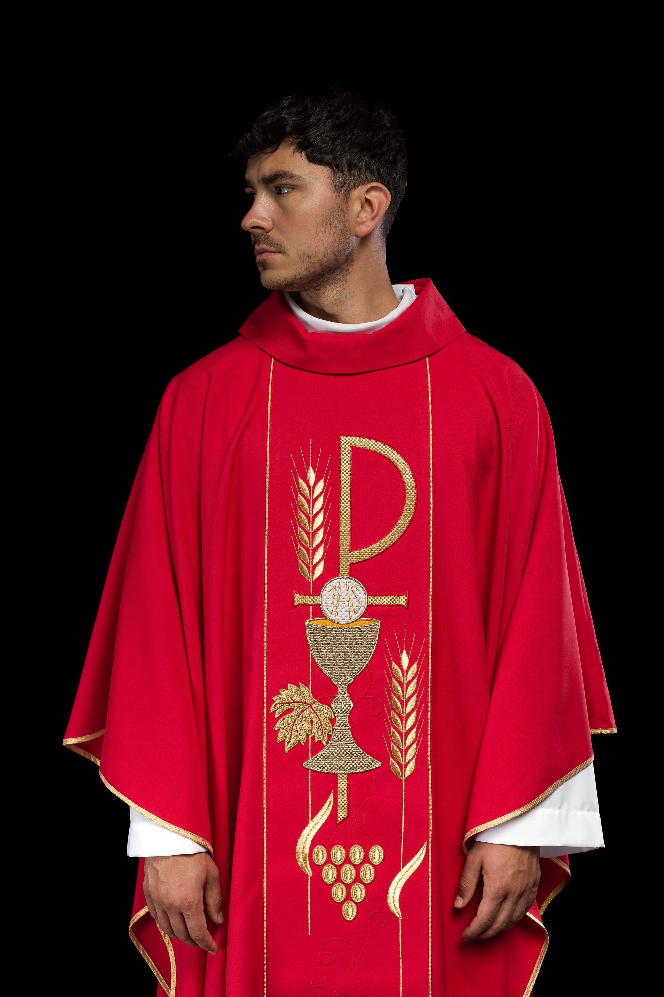 Chasuble rouge brodée du motif du calice de l'IHS