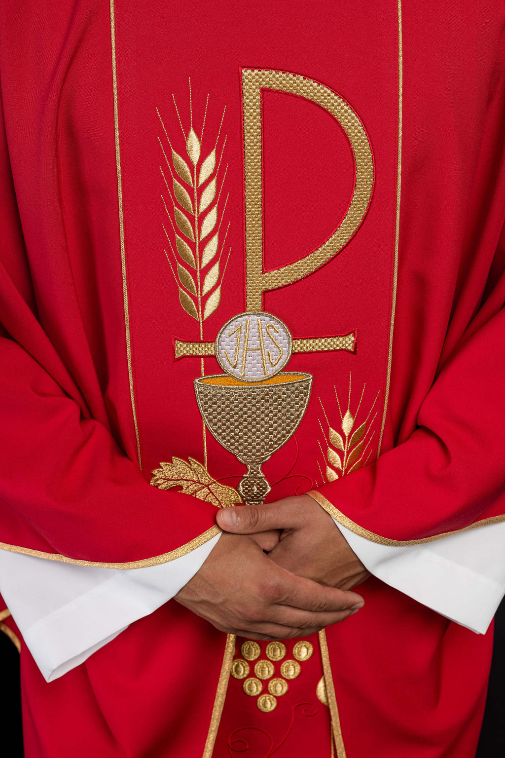 Chasuble rouge brodée du motif du calice de l'IHS