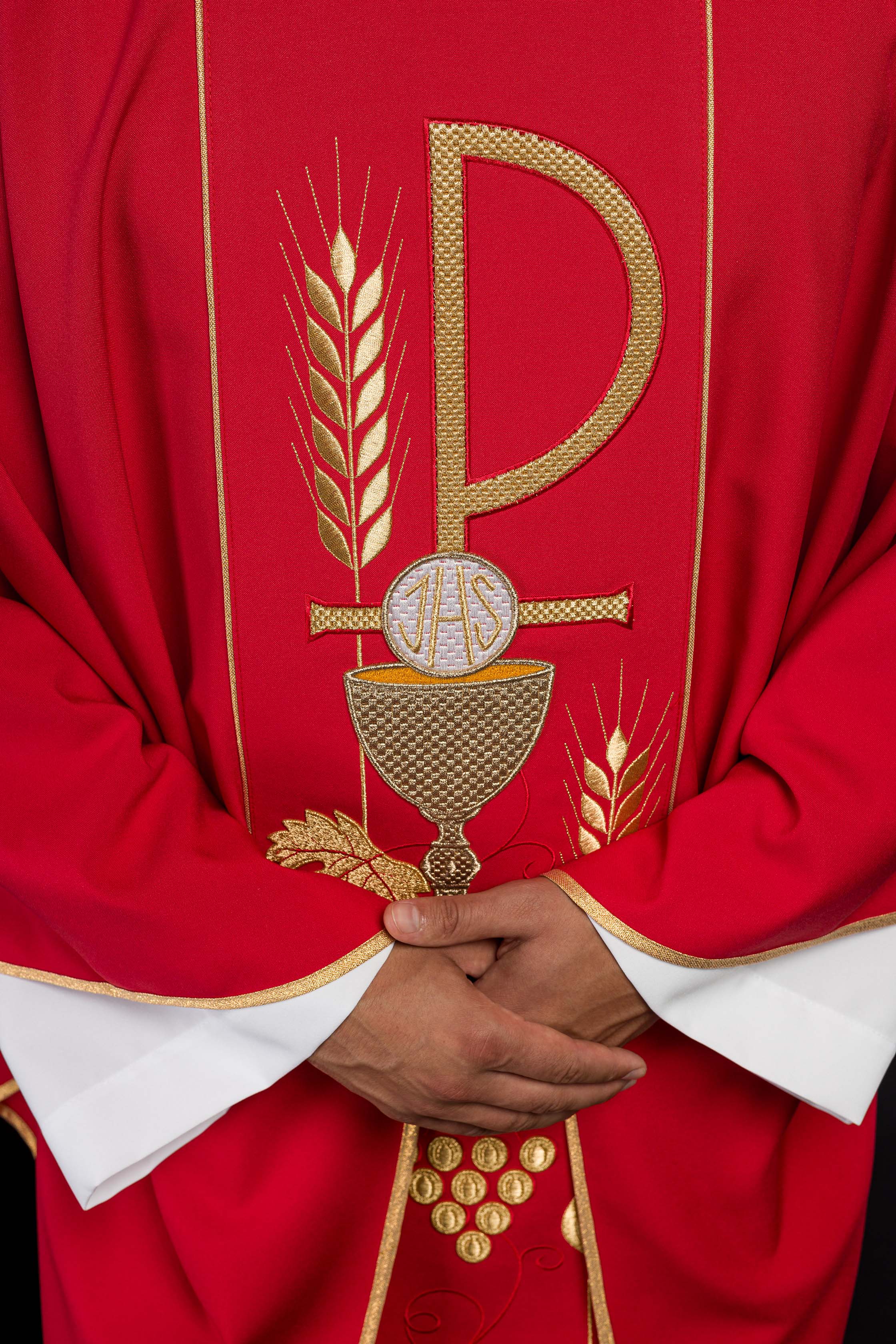 Chasuble rouge brodée du motif du calice de l'IHS