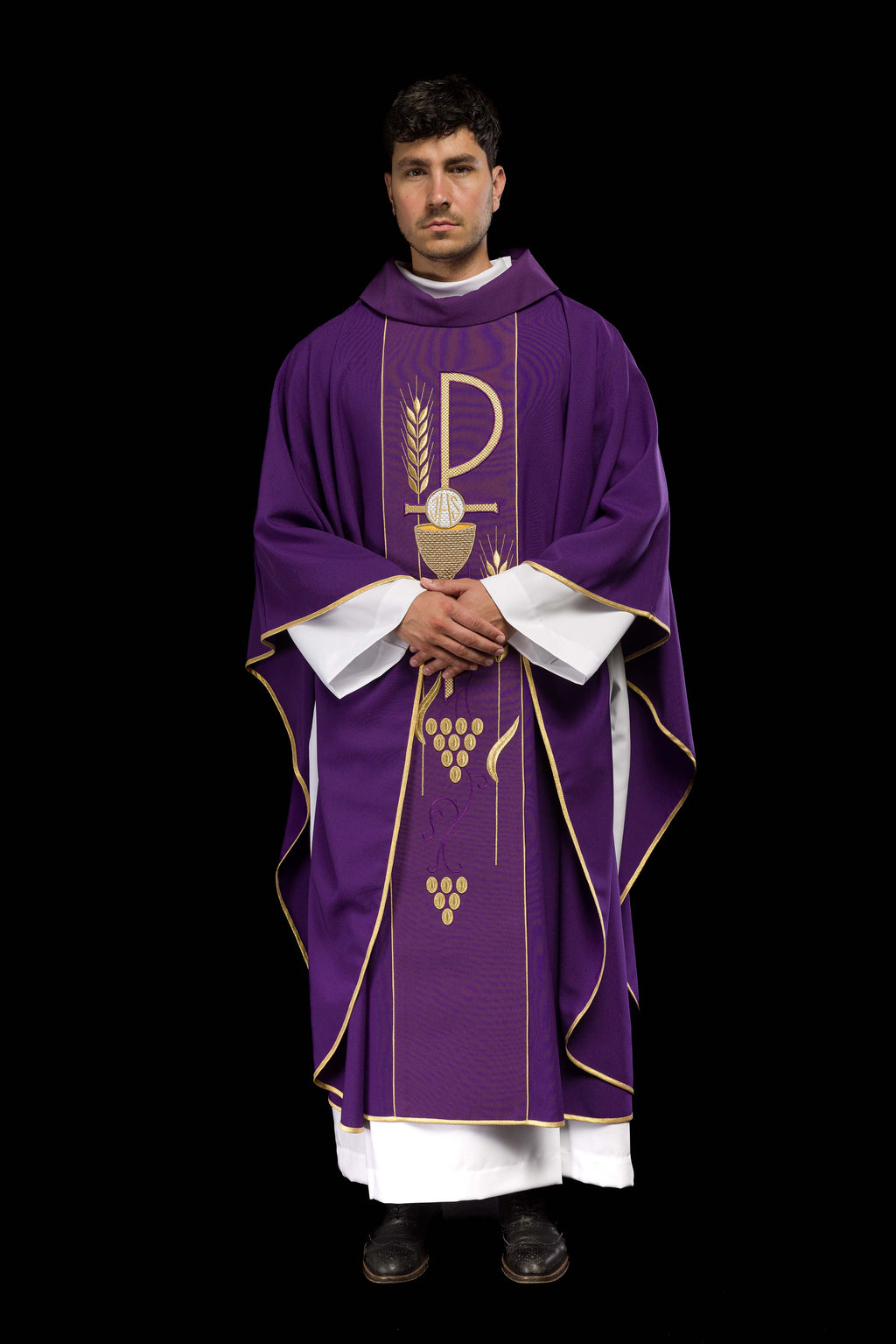 Chasuble violette brodée d'un motif de calice IHS