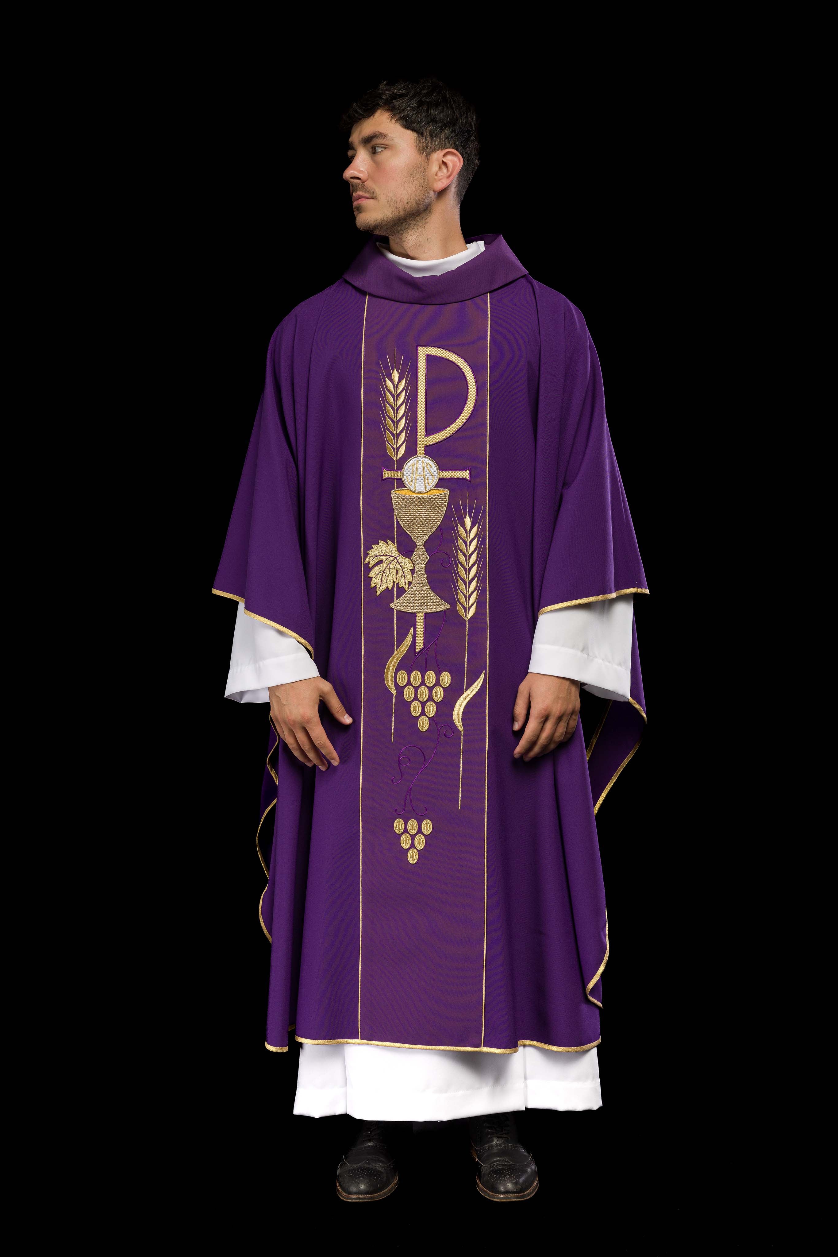 Chasuble violette brodée d'un motif de calice IHS