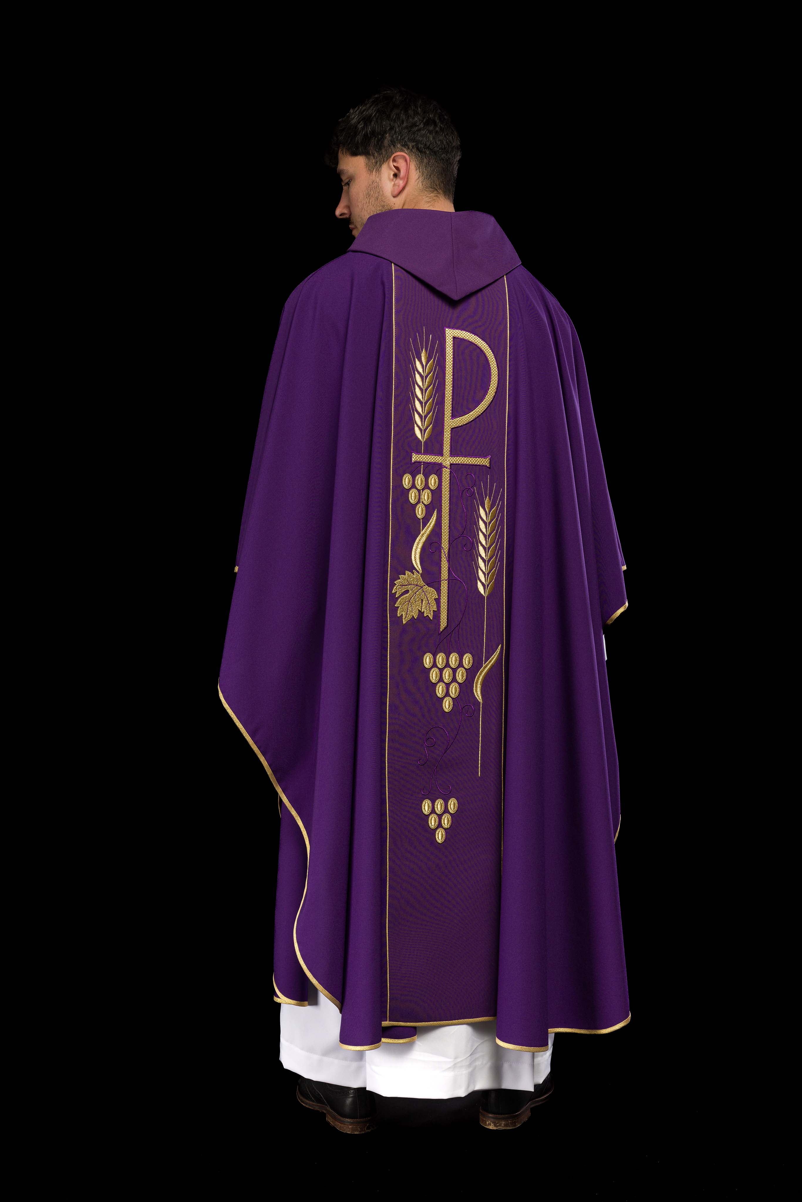 Chasuble violette brodée d'un motif de calice IHS
