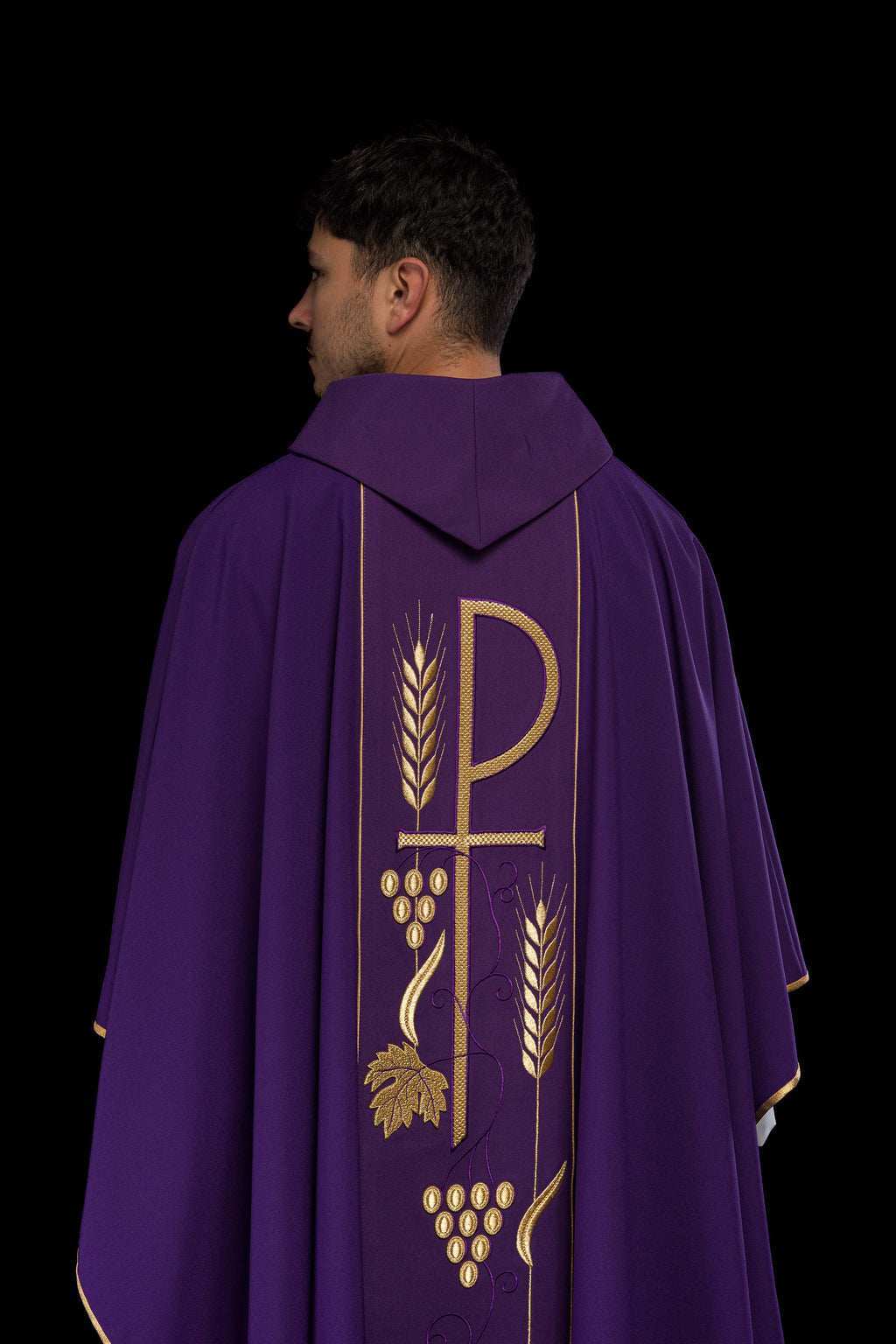 Chasuble violette brodée d'un motif de calice IHS