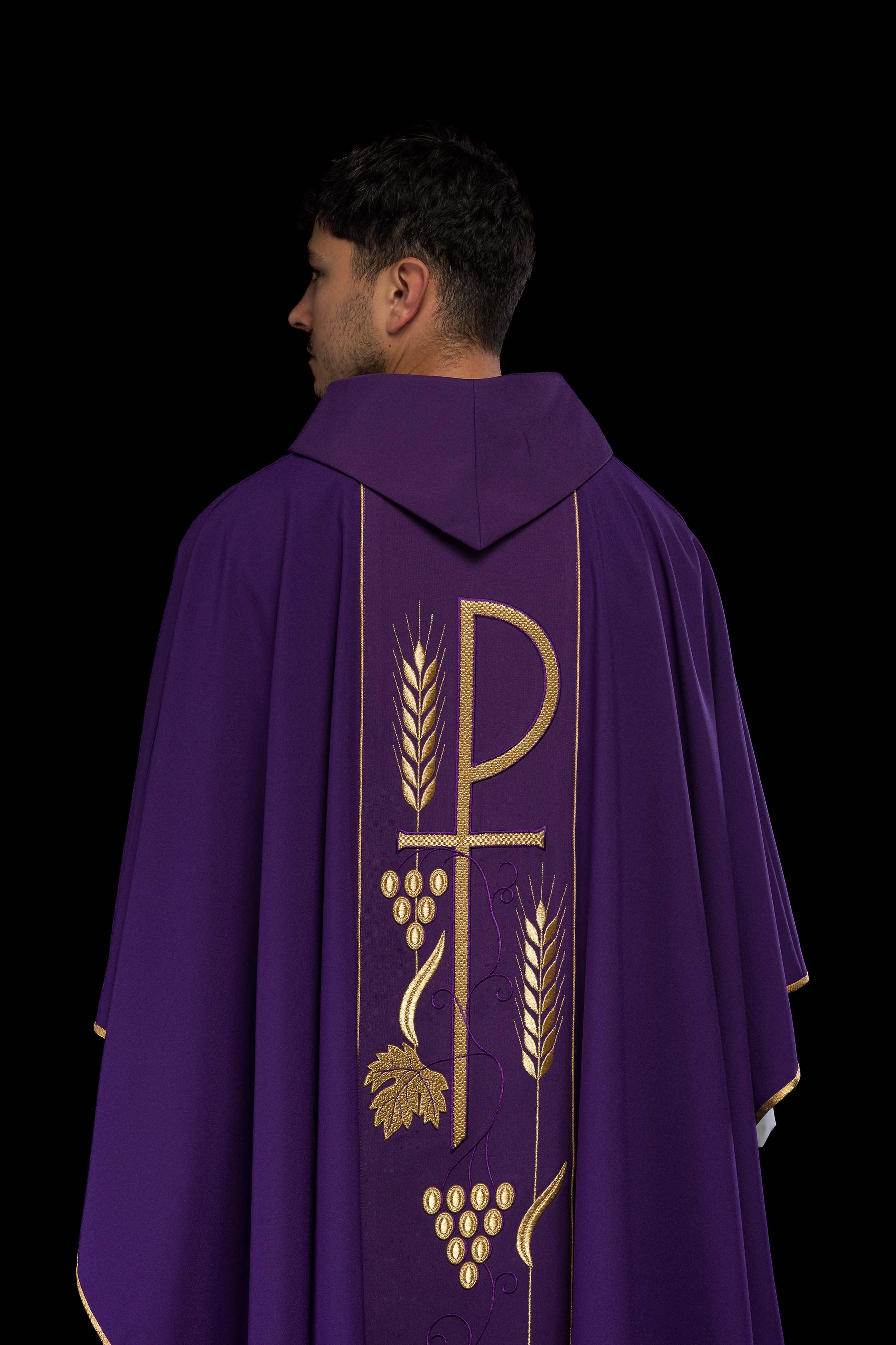 Chasuble violette brodée d'un motif de calice IHS