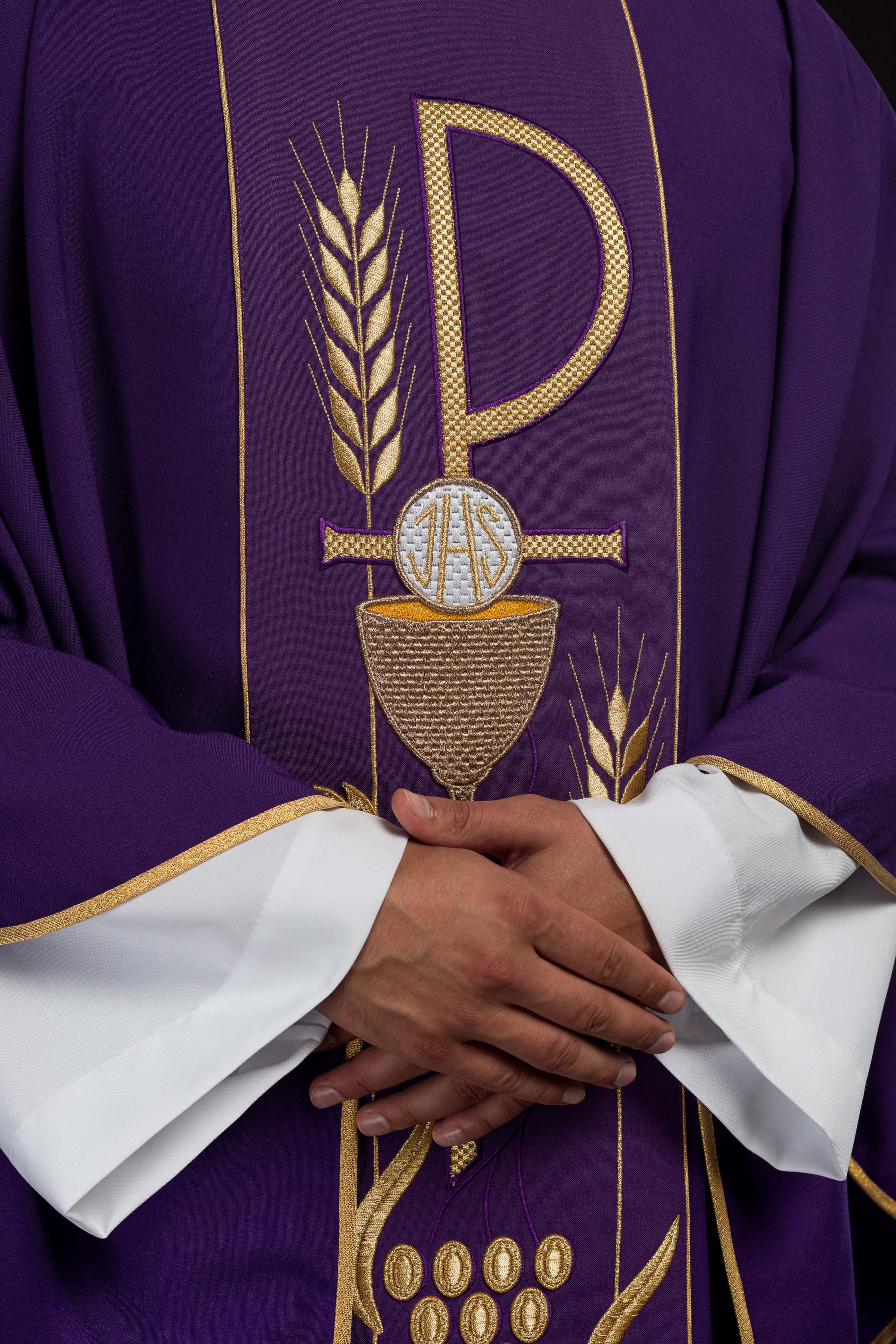 Chasuble violette brodée d'un motif de calice IHS