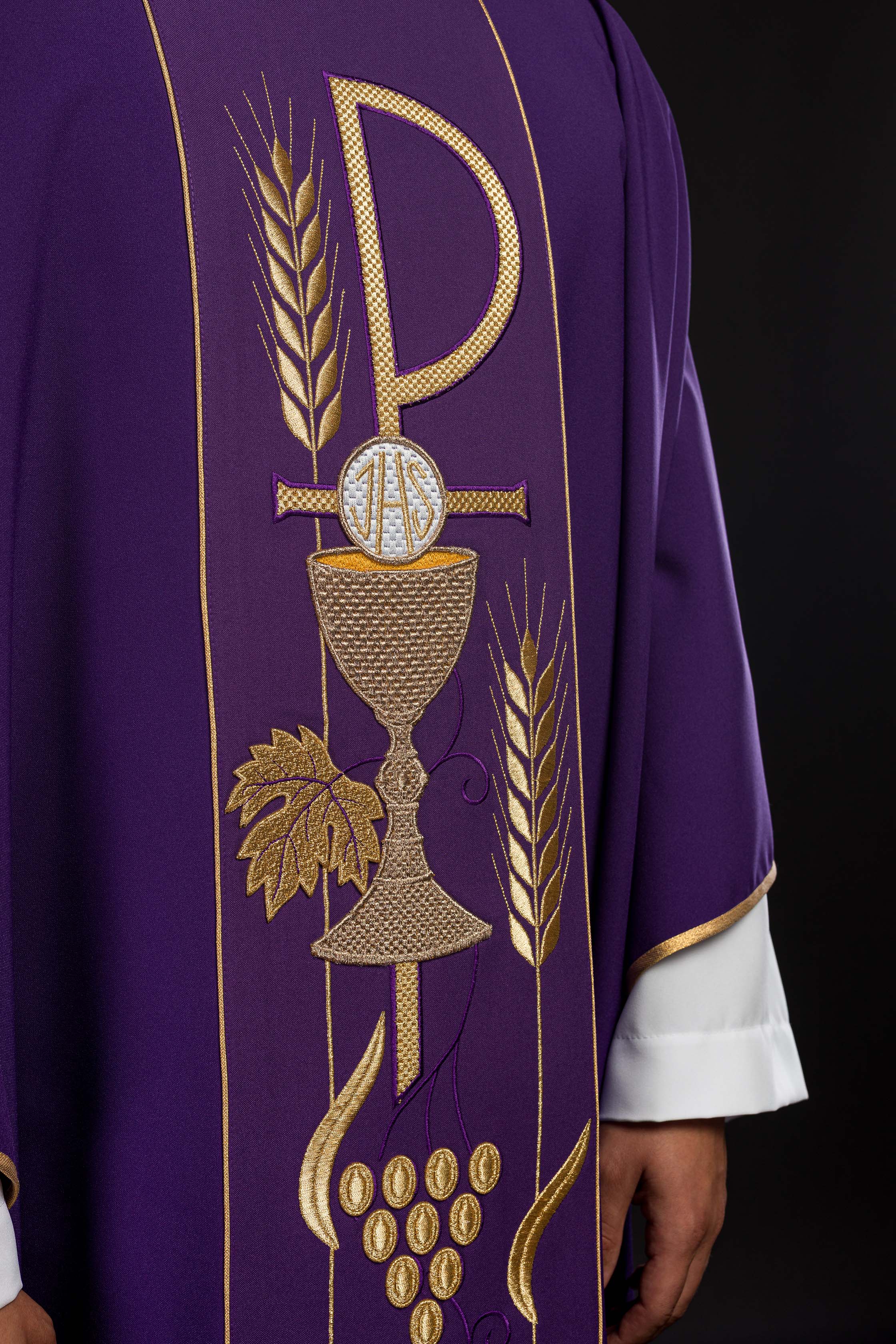 Chasuble violette brodée d'un motif de calice IHS
