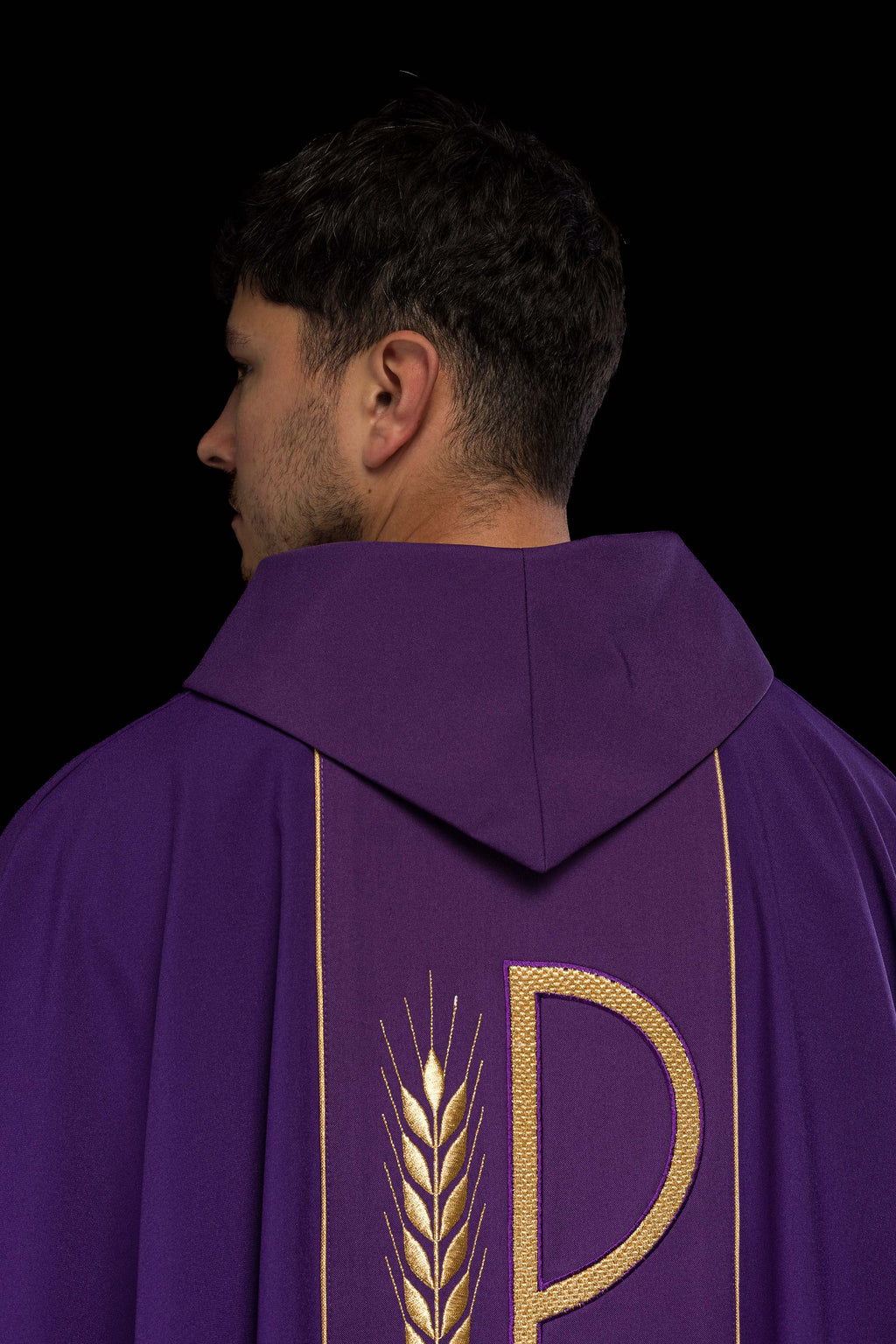 Chasuble violette brodée d'un motif de calice IHS