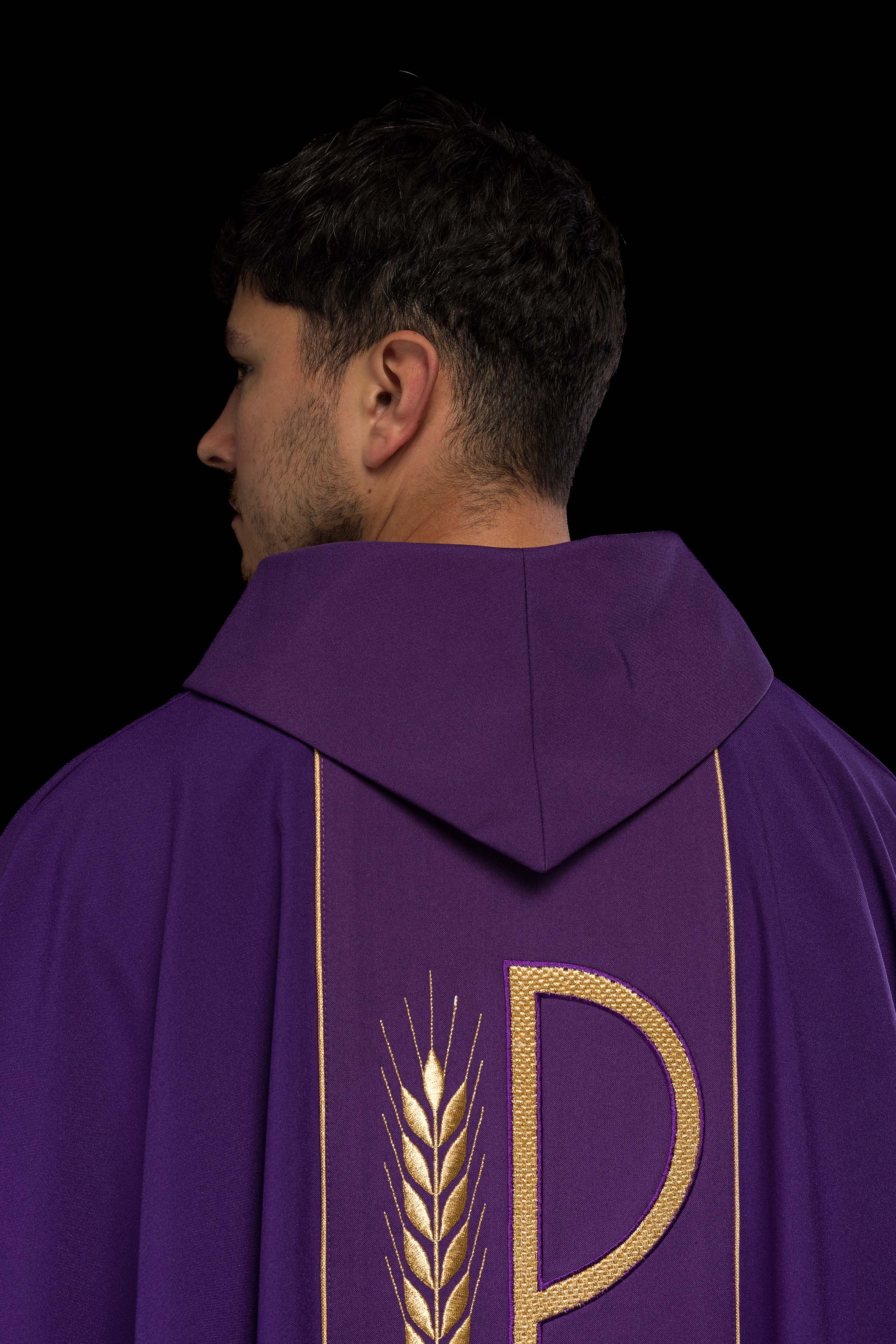 Chasuble violette brodée d'un motif de calice IHS