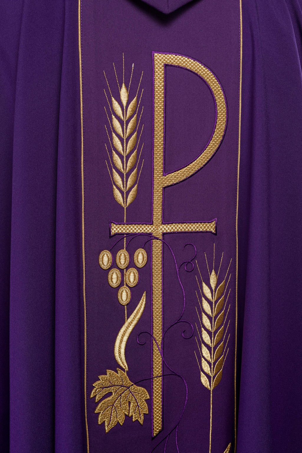 Chasuble violette brodée d'un motif de calice IHS
