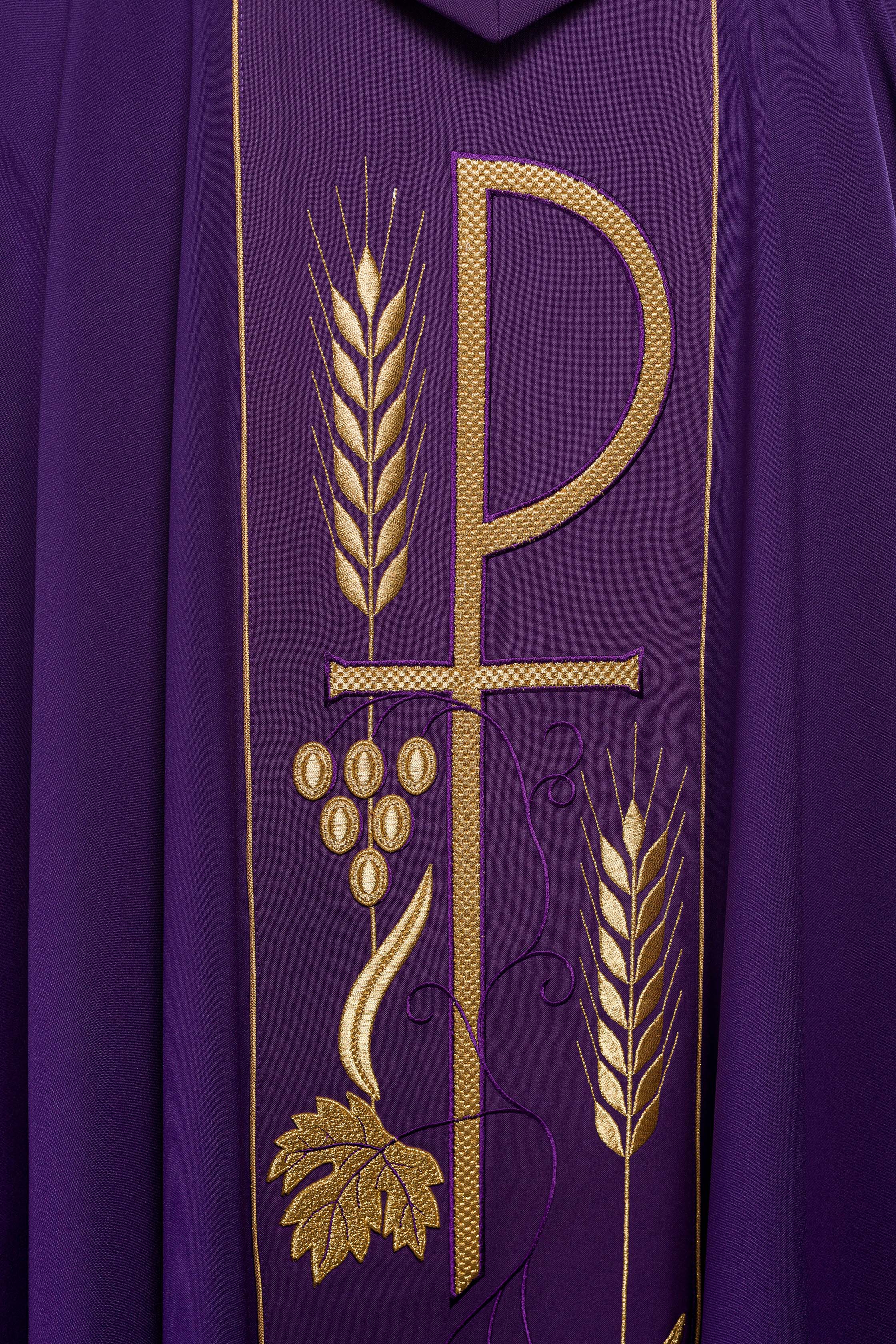 Chasuble violette brodée d'un motif de calice IHS