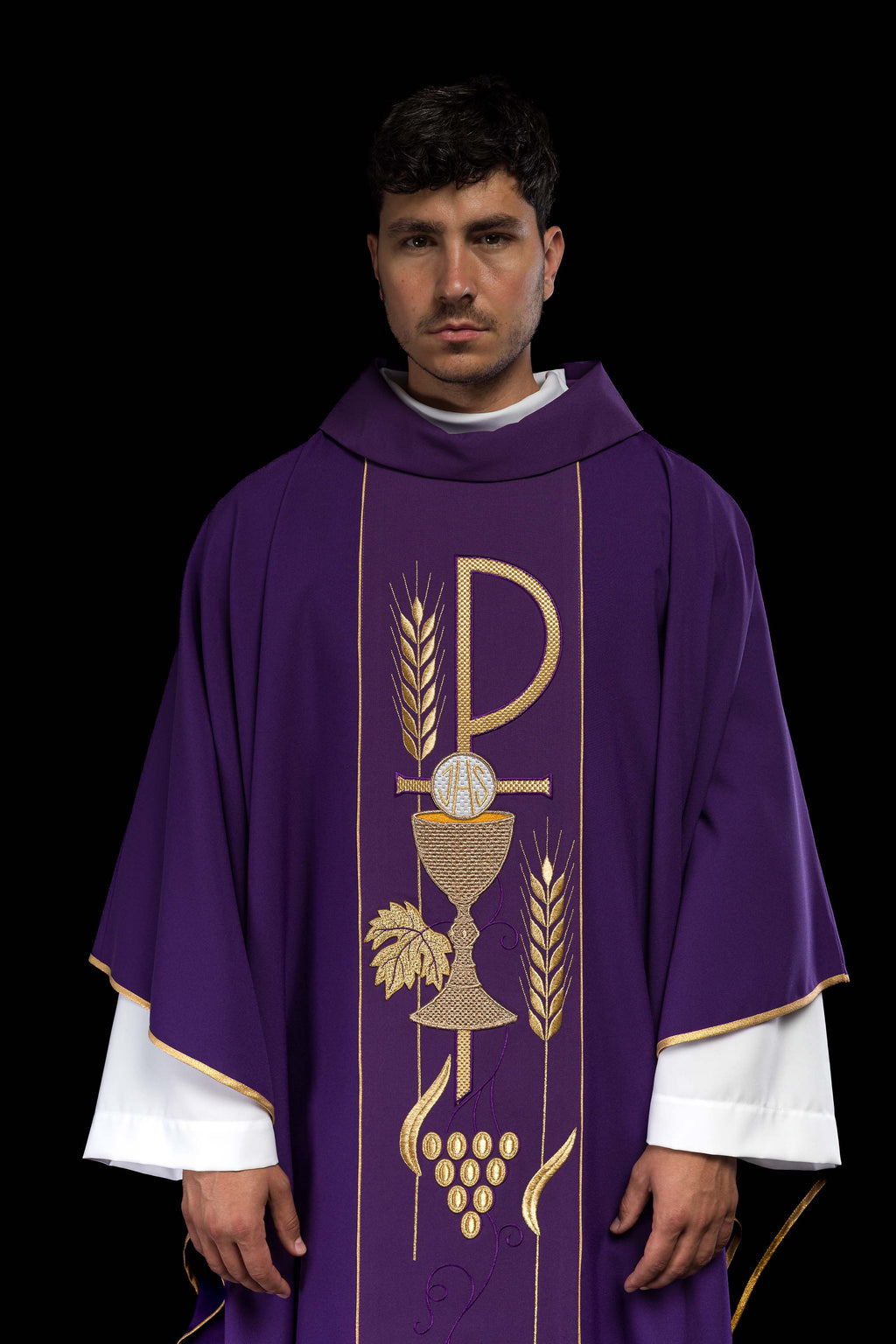 Chasuble violette brodée d'un motif de calice IHS