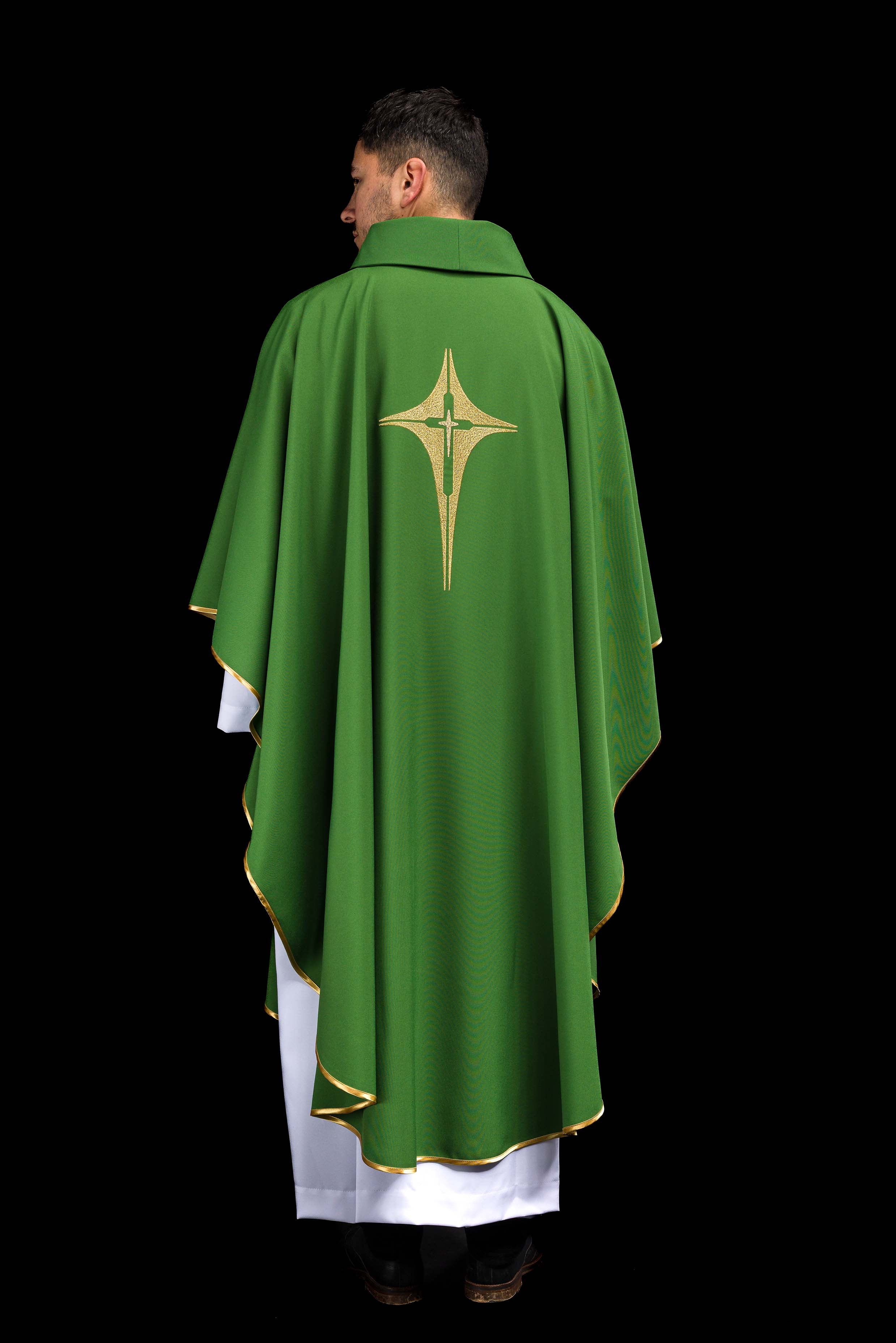 Chasuble brodée verte avec croix