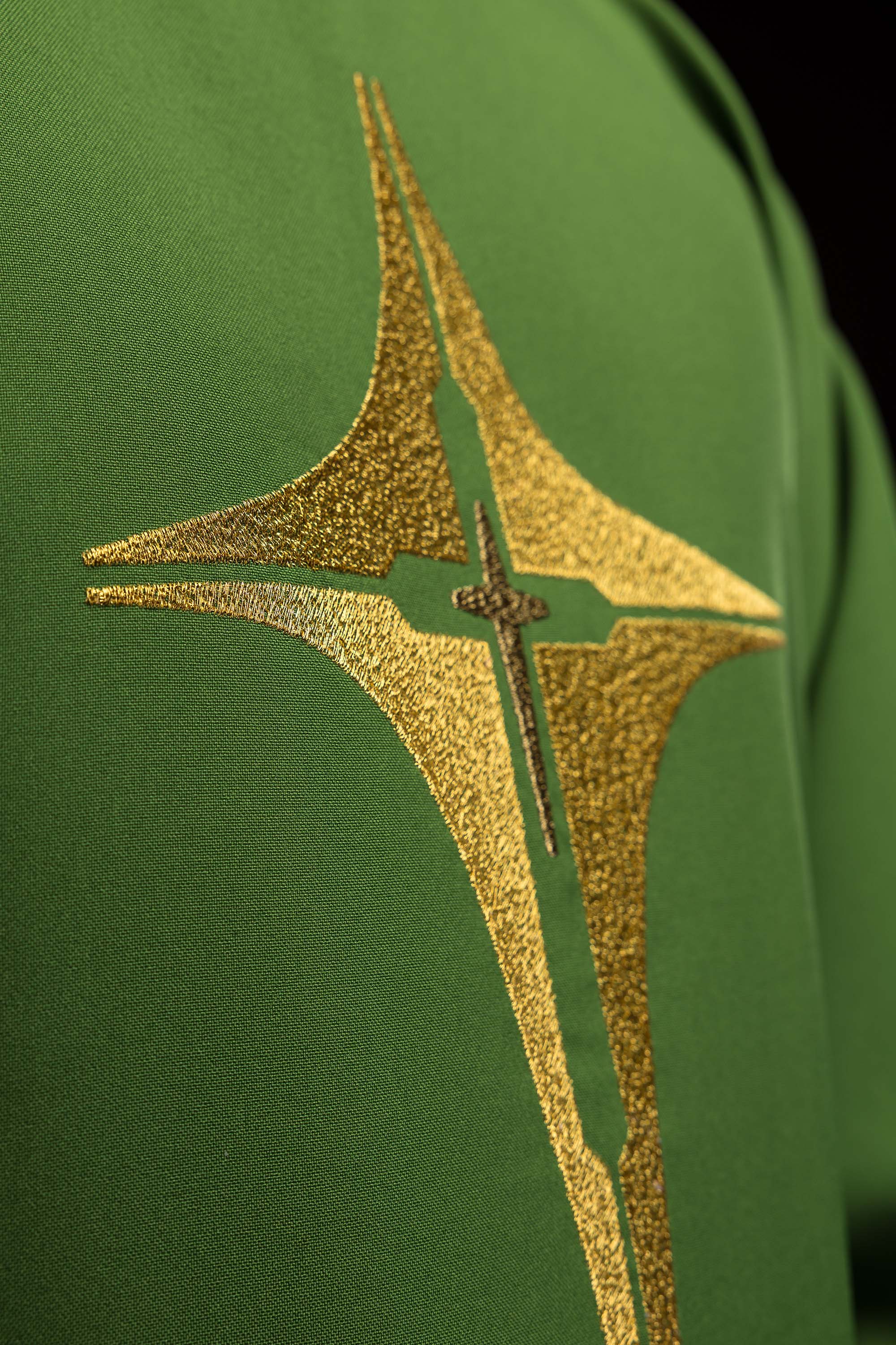 Chasuble brodée verte avec croix