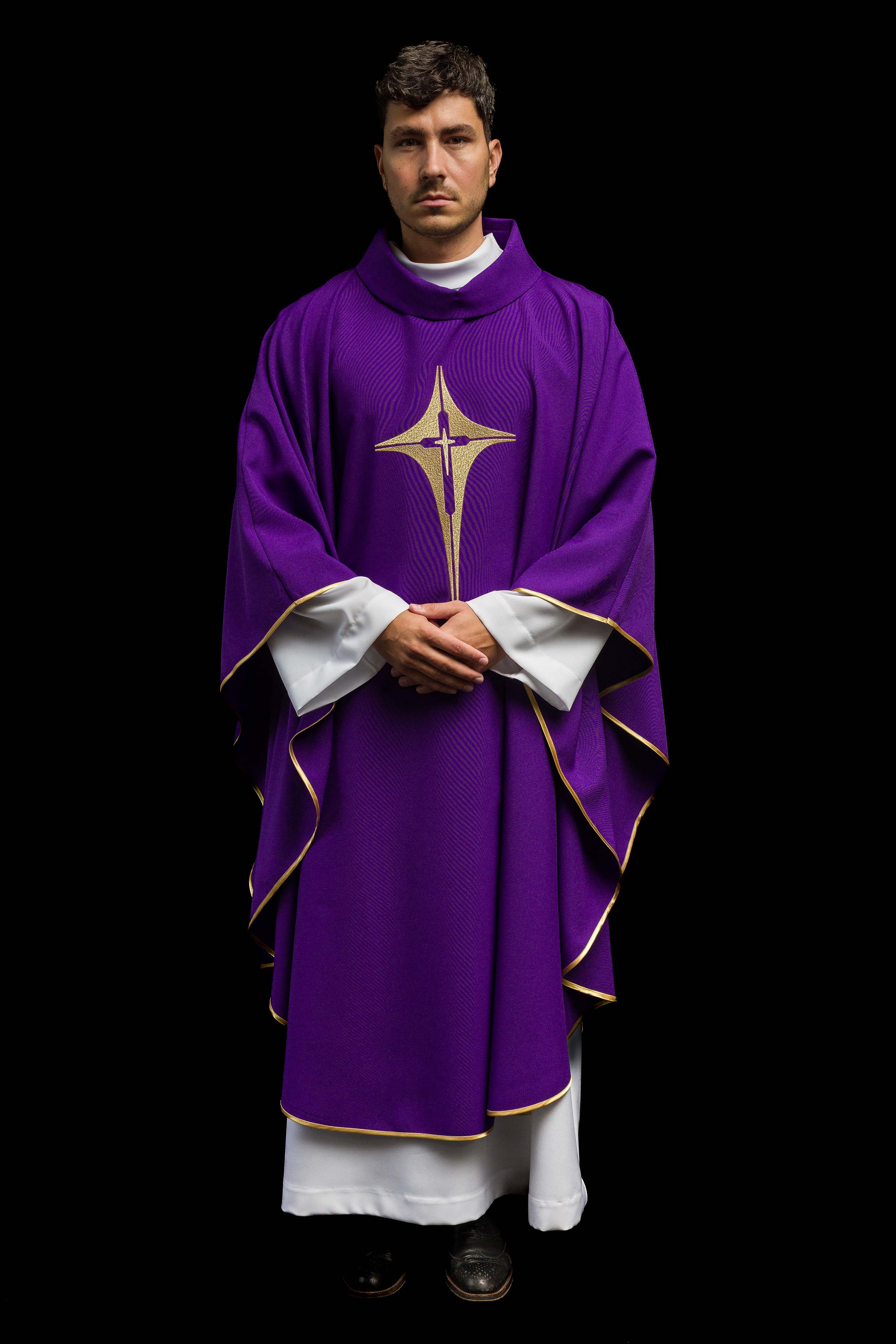Chasuble violette brodée d'un motif de croix