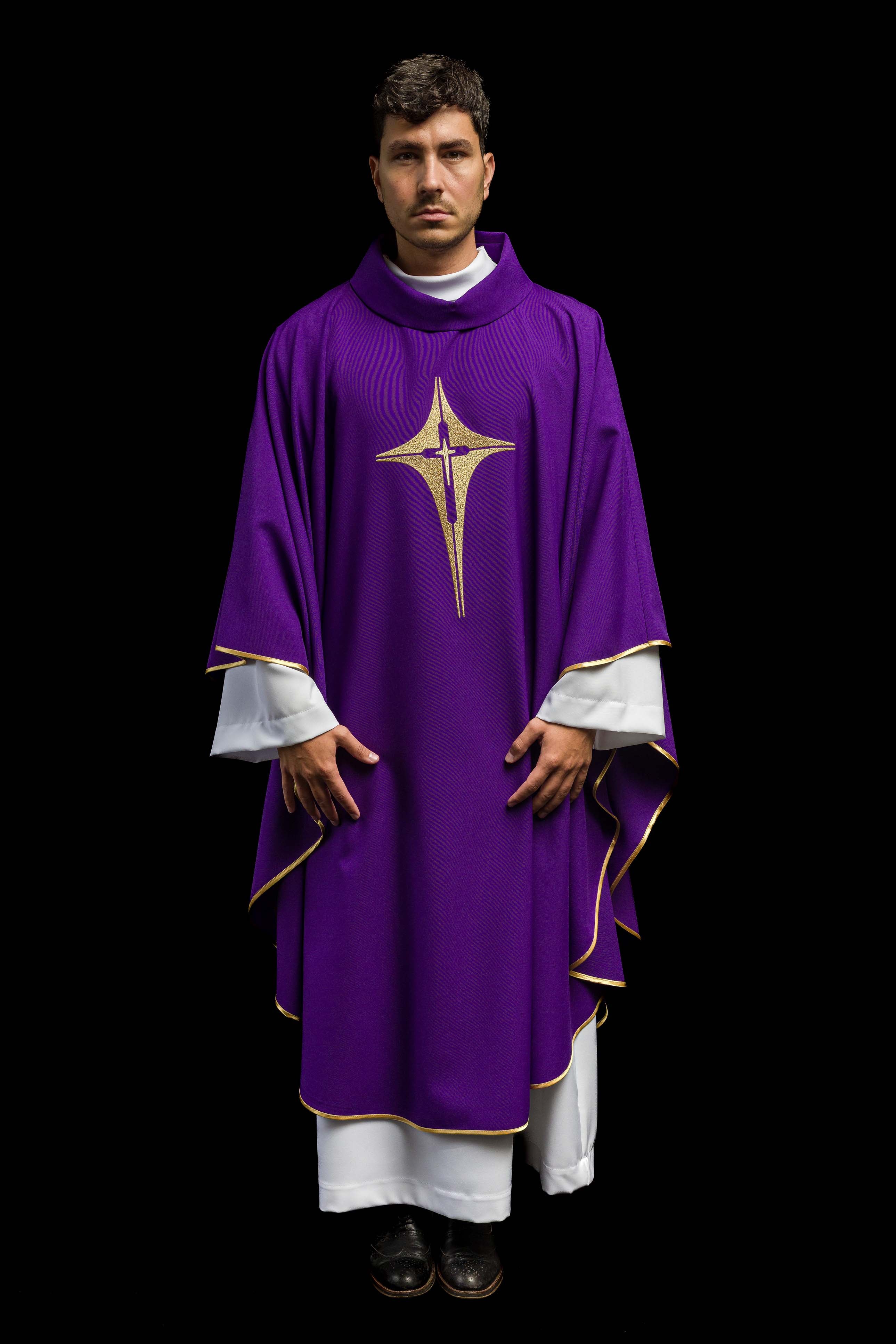 Chasuble violette brodée d'un motif de croix
