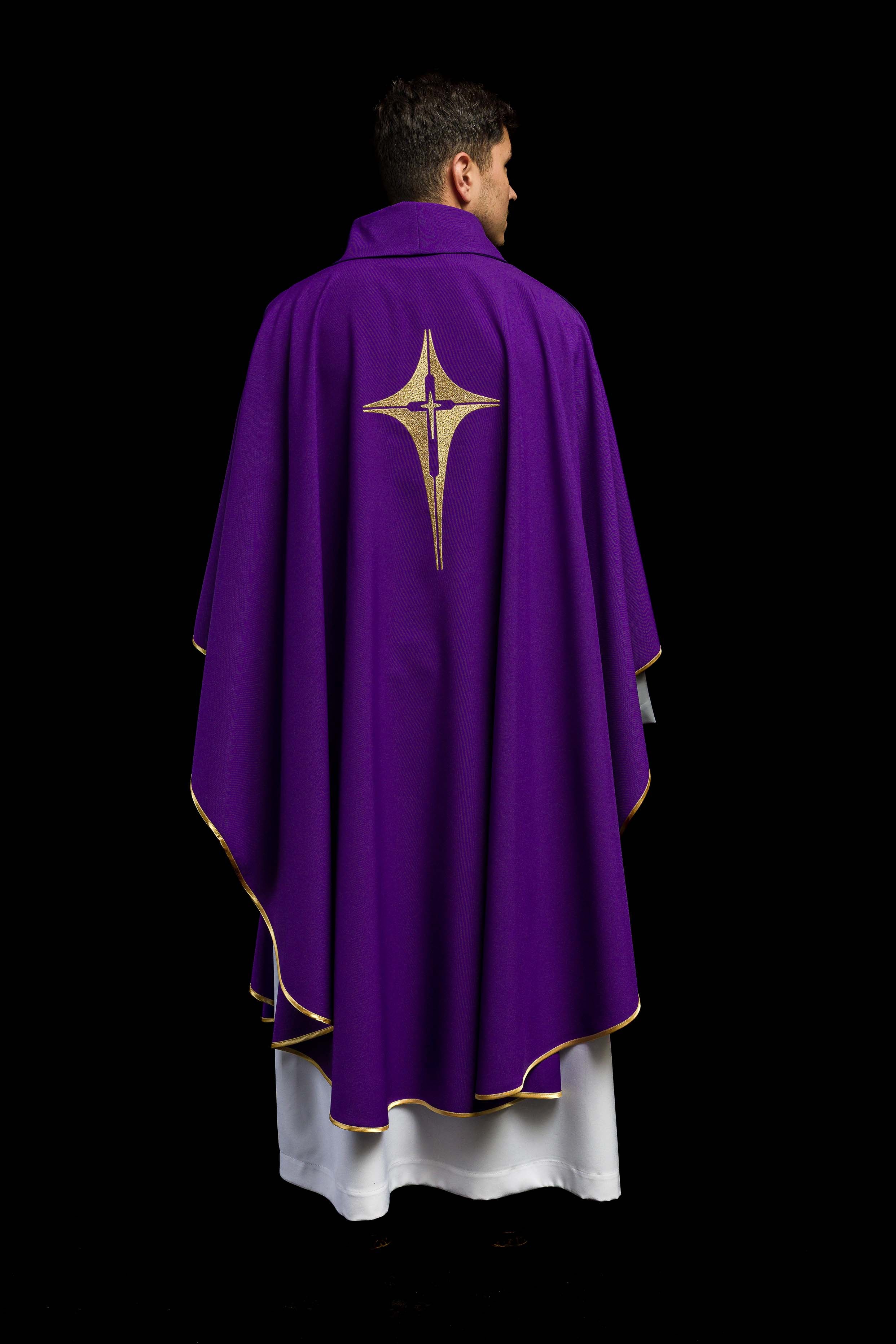 Chasuble violette brodée d'un motif de croix