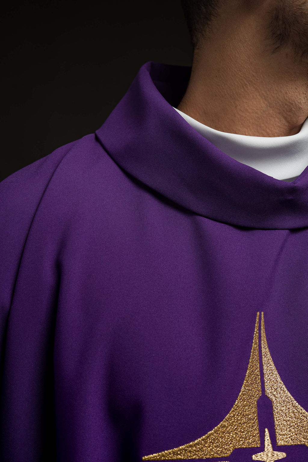 Chasuble violette brodée d'un motif de croix