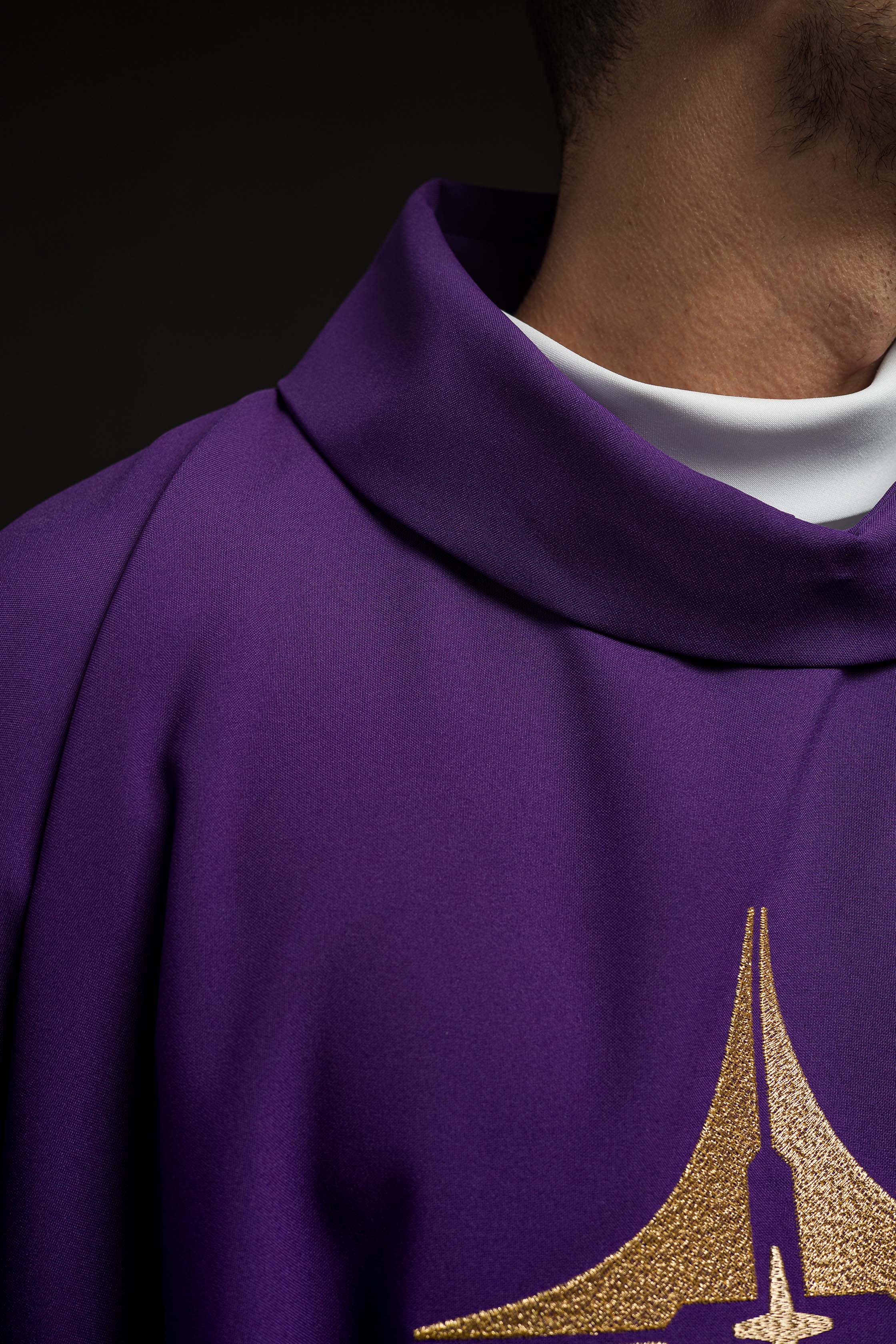 Chasuble violette brodée d'un motif de croix