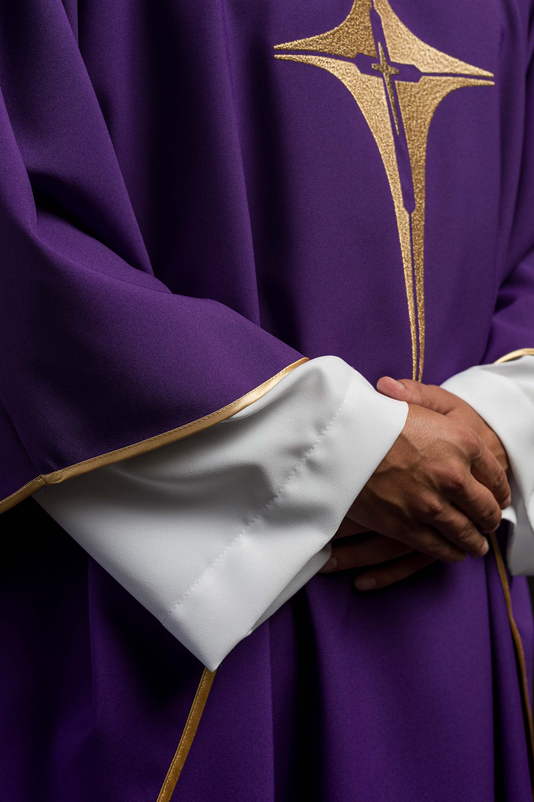 Chasuble violette brodée d'un motif de croix