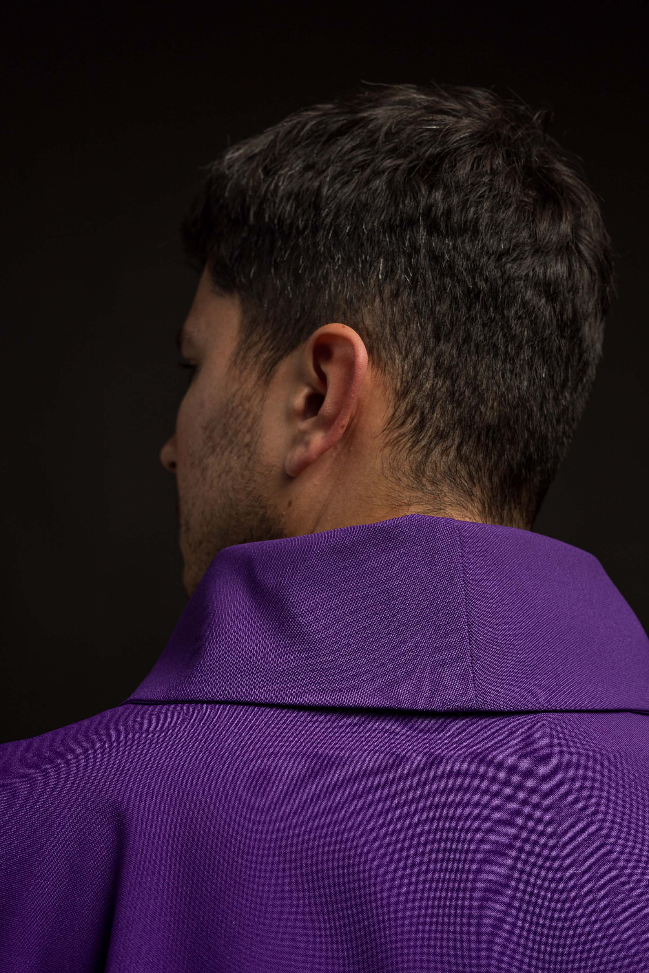 Chasuble violette brodée d'un motif de croix
