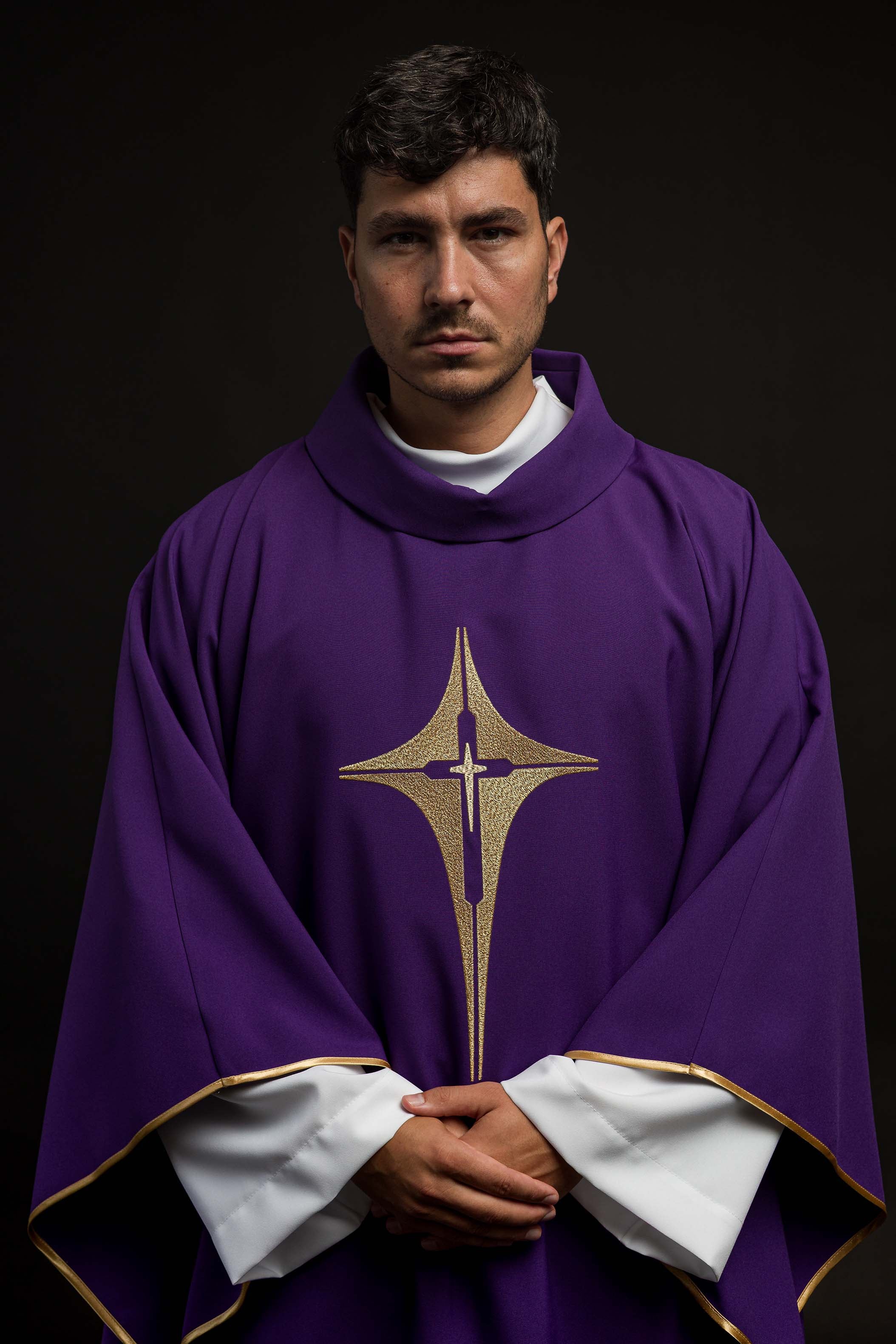 Chasuble violette brodée d'un motif de croix